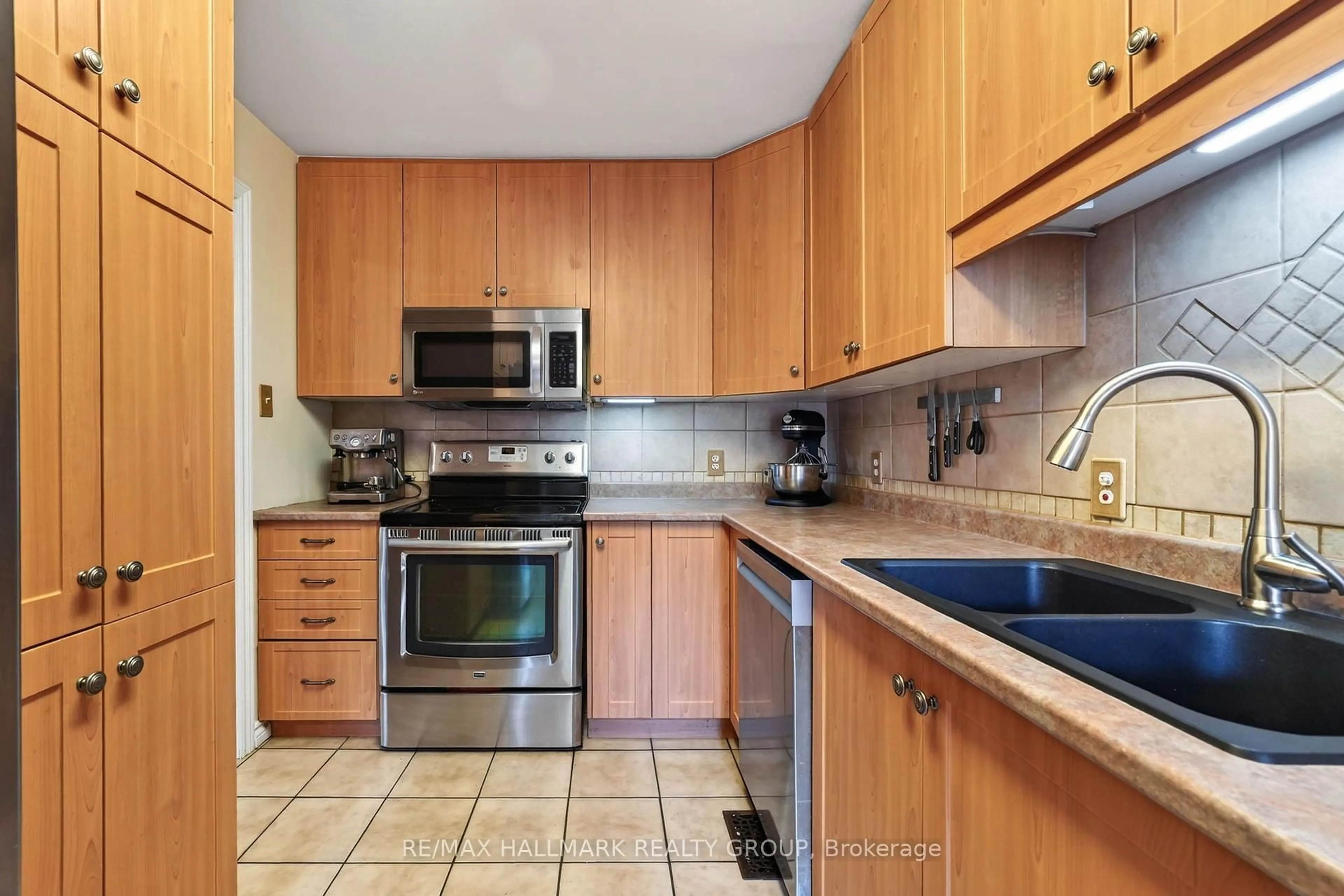 Standard kitchen, ceramic/tile floor for 385 Princess Louise Dr, Orleans Ontario K4A 2K5