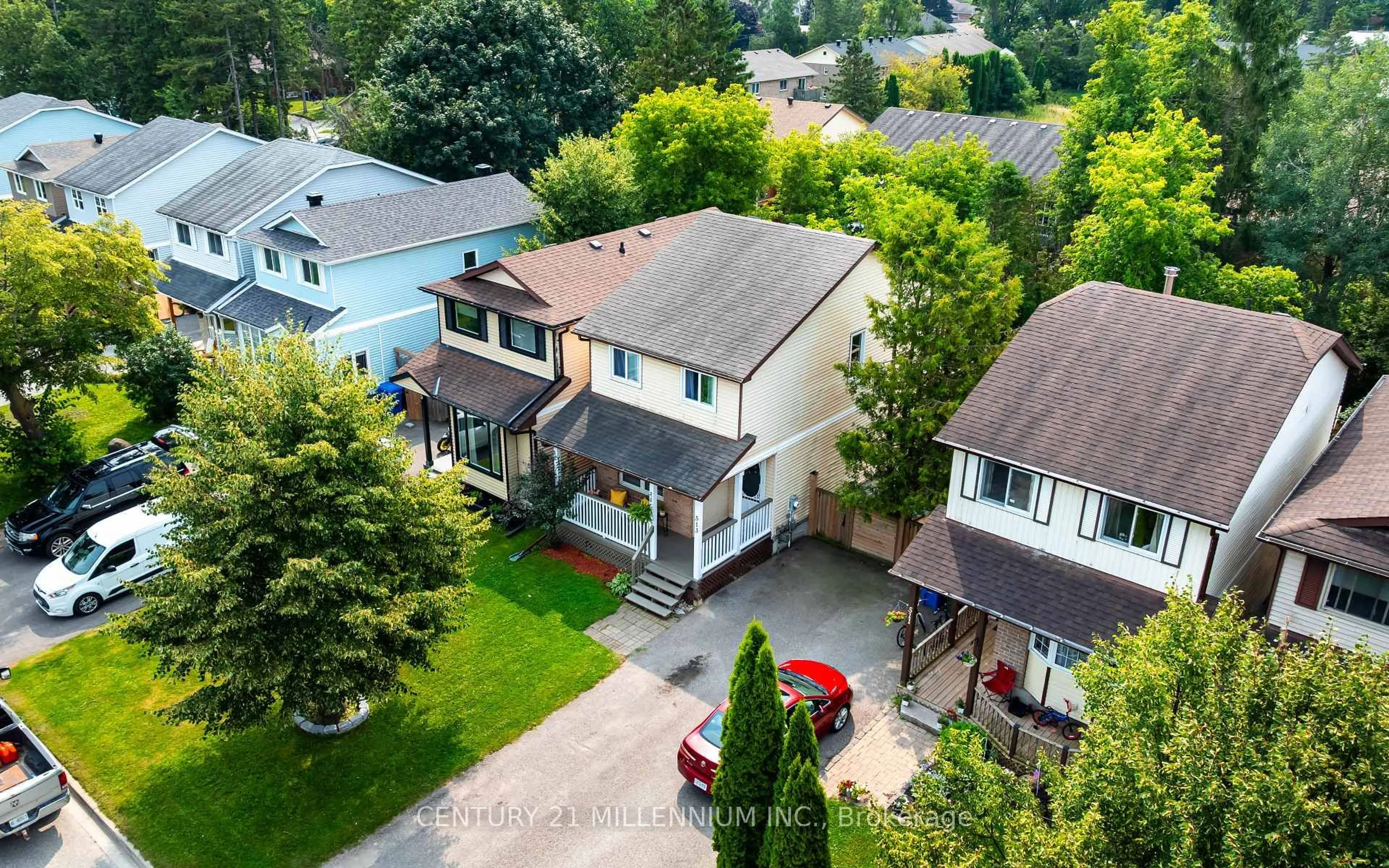 A pic from outside/outdoor area/front of a property/back of a property/a pic from drone, street for 513 Pineview Gdns, Shelburne Ontario L0N 1S2