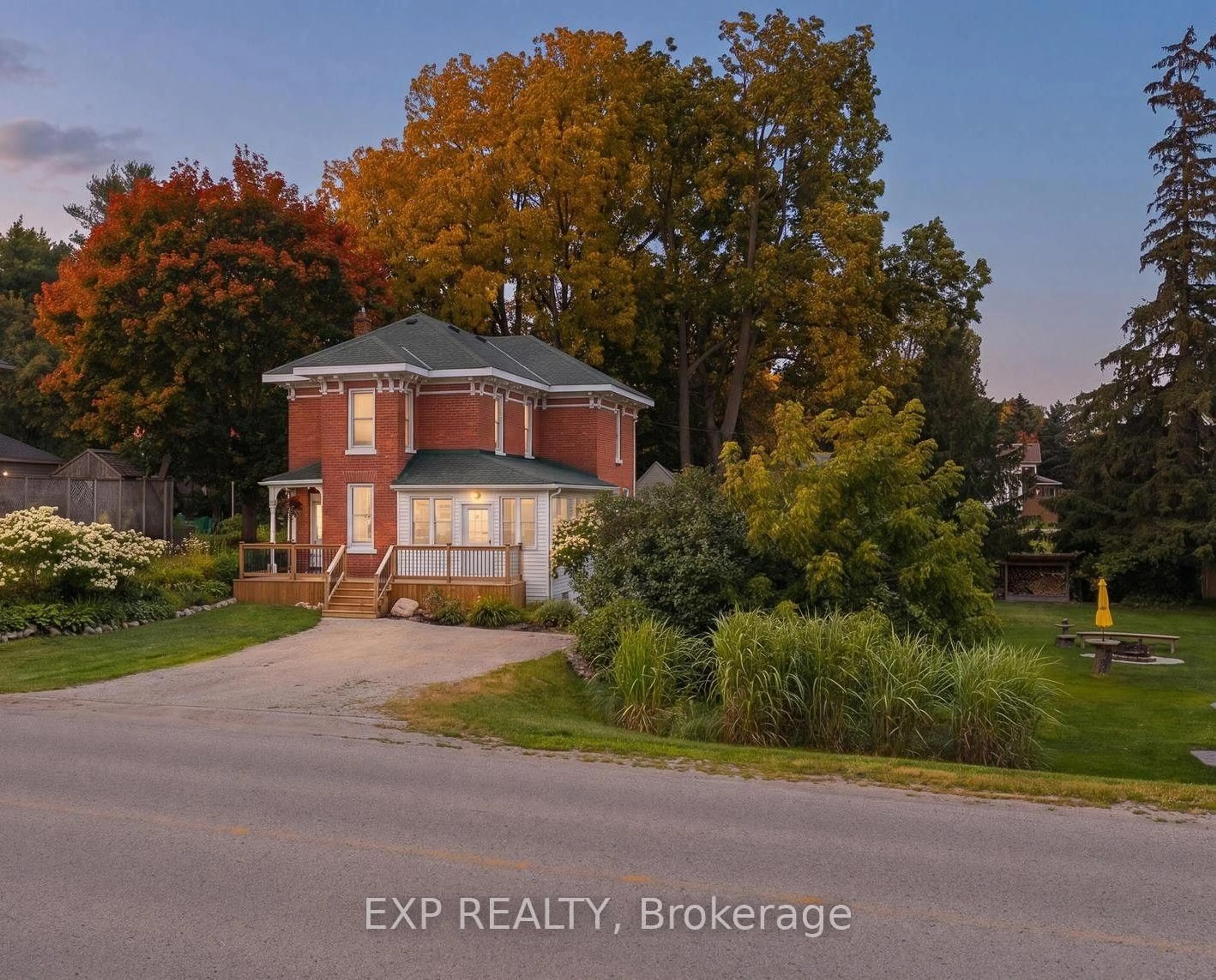 A pic from outside/outdoor area/front of a property/back of a property/a pic from drone, street for 2027 Victoria St, Howick Ontario N0G 1X0