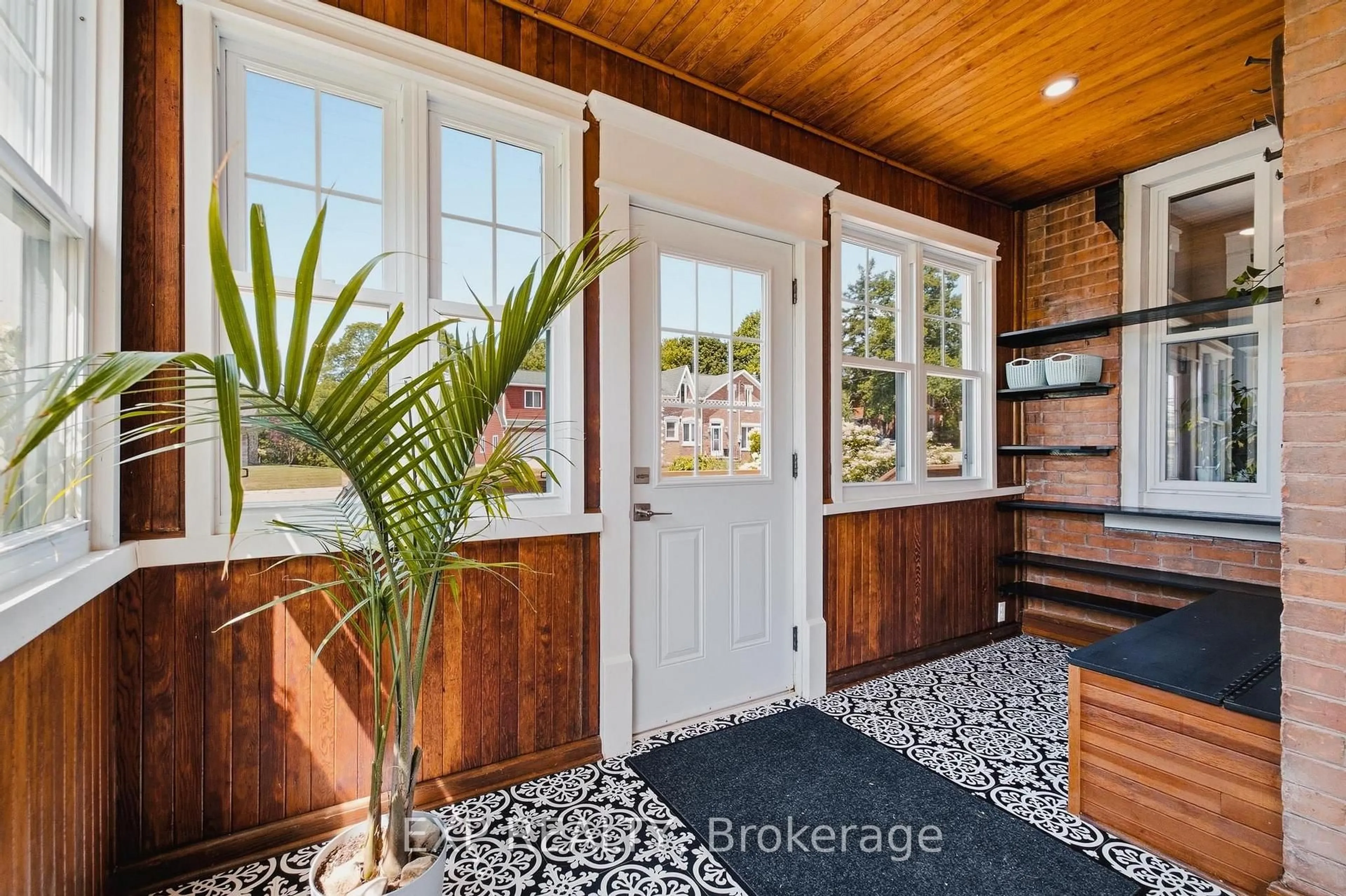 Indoor entryway for 2027 Victoria St, Howick Ontario N0G 1X0