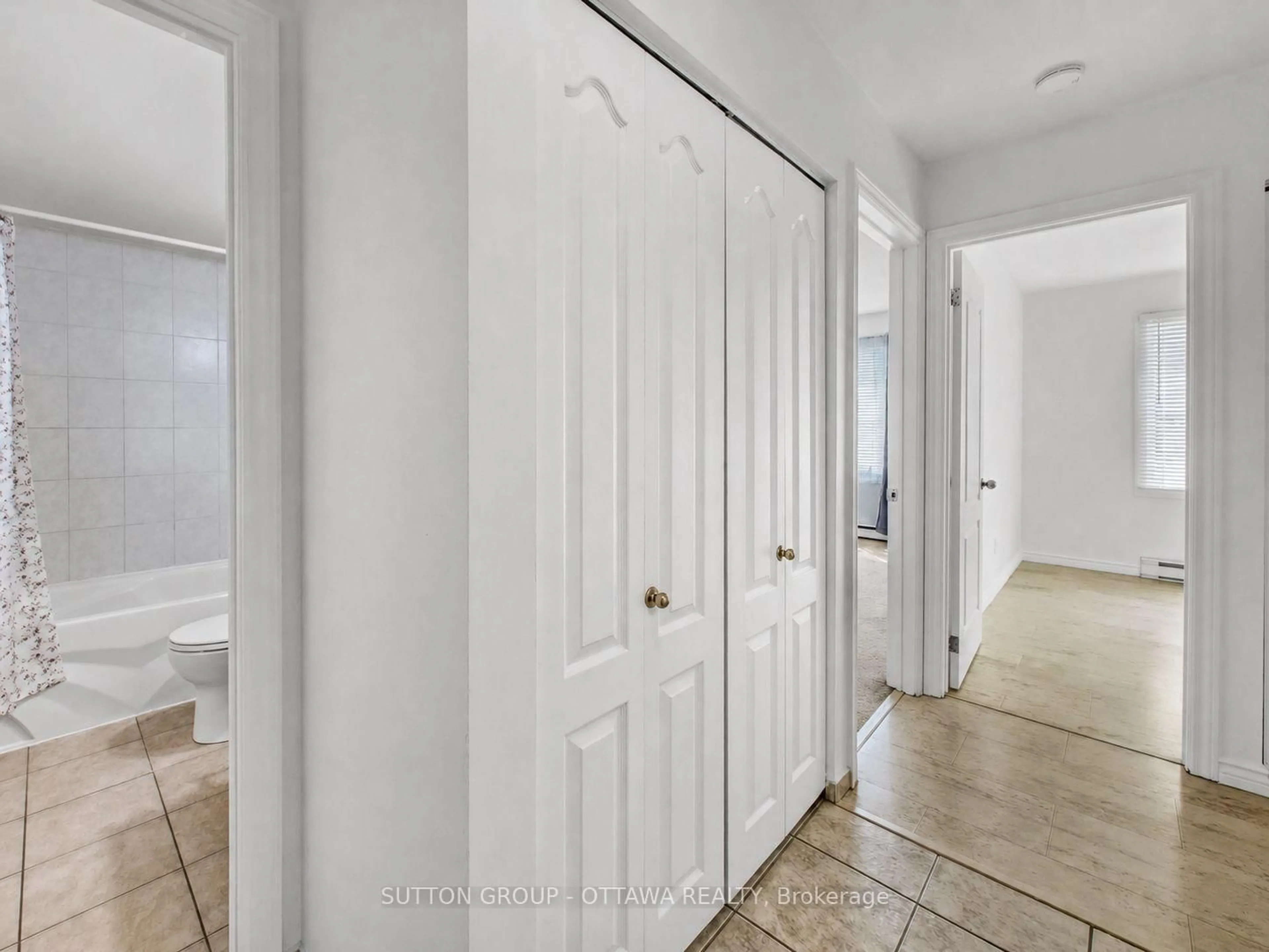 Indoor entryway for 2044 Arrowsmith Dr #202A, Ottawa Ontario K1J 7V8