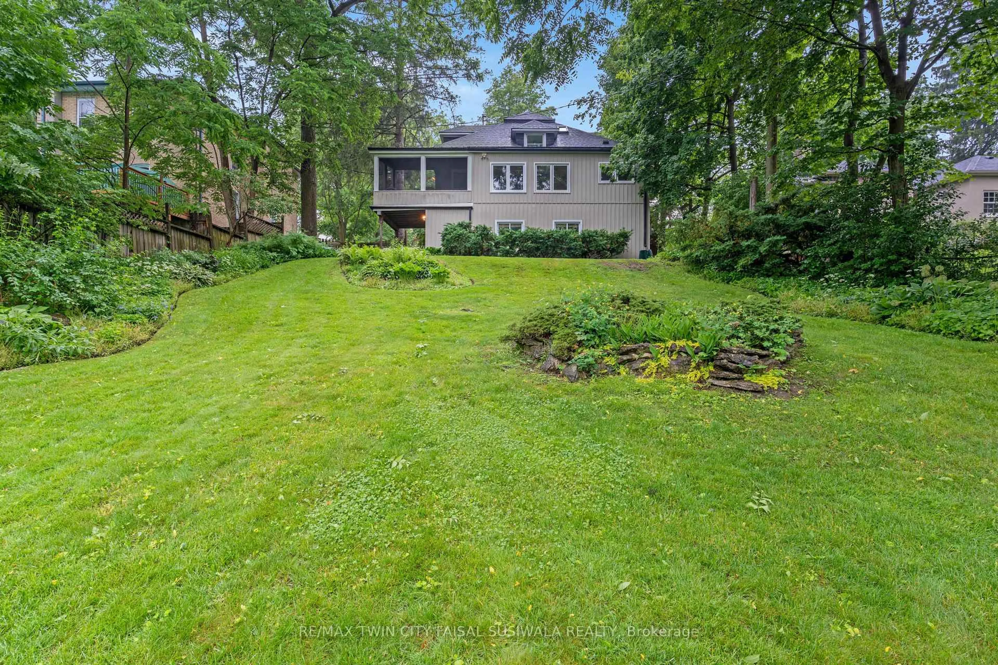 A pic from outside/outdoor area/front of a property/back of a property/a pic from drone, water/lake/river/ocean view for 136 Blair Rd, Cambridge Ontario N1S 2J4