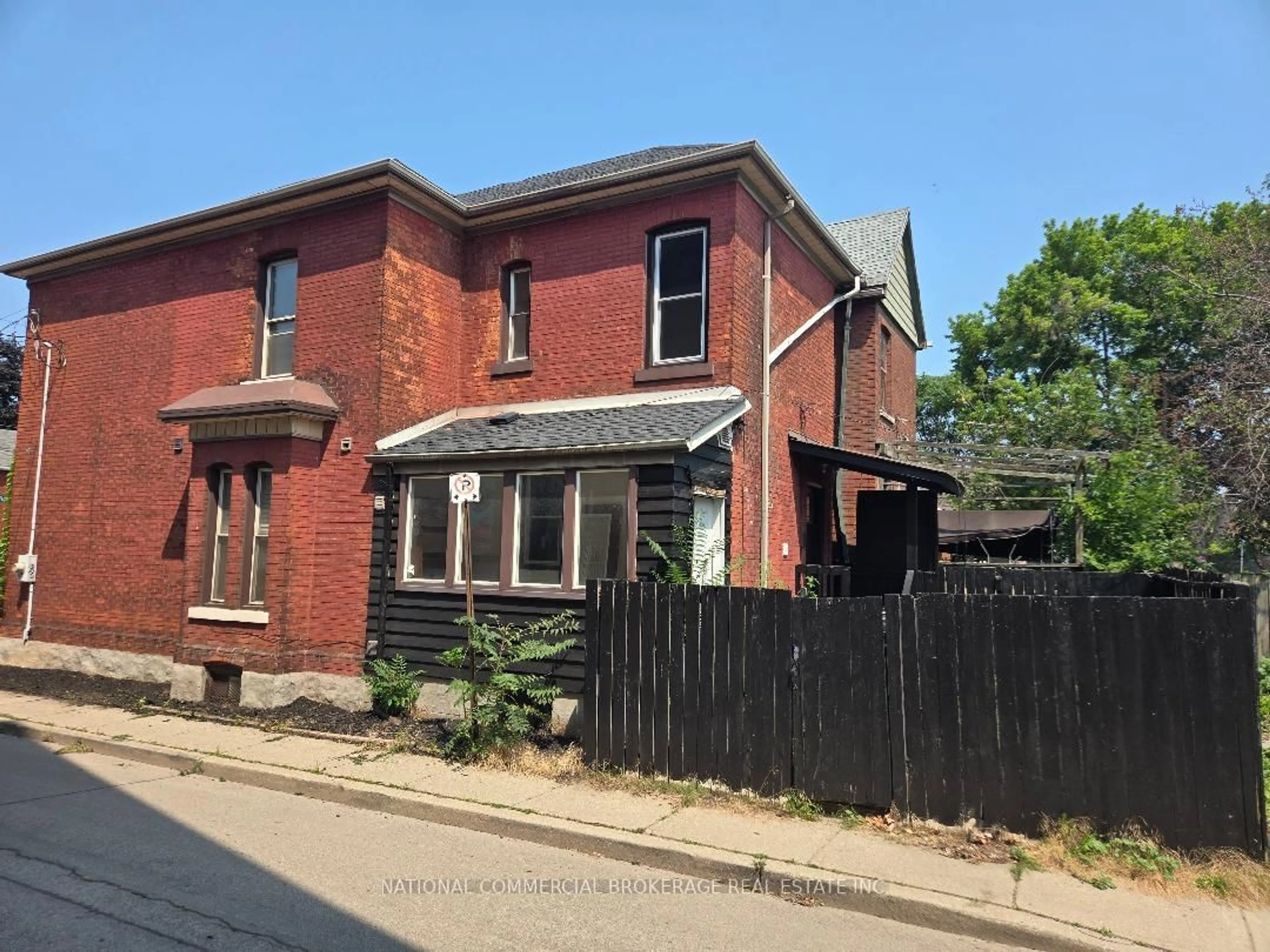Home with brick exterior material, street for 138 Victoria Ave, Hamilton Ontario L8L 5E8