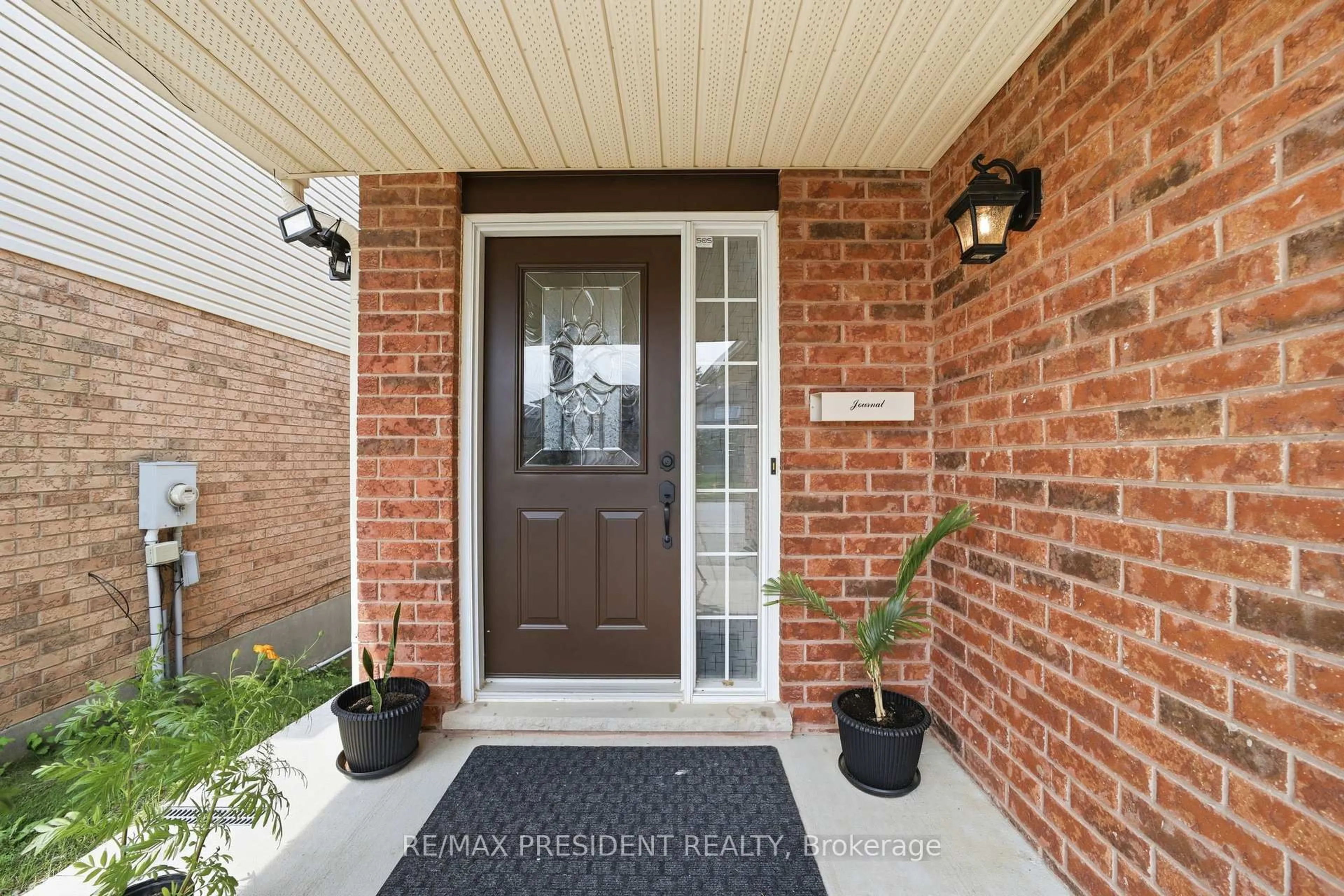Indoor entryway for 60 Steepleridge St, Kitchener Ontario N2P 2W3