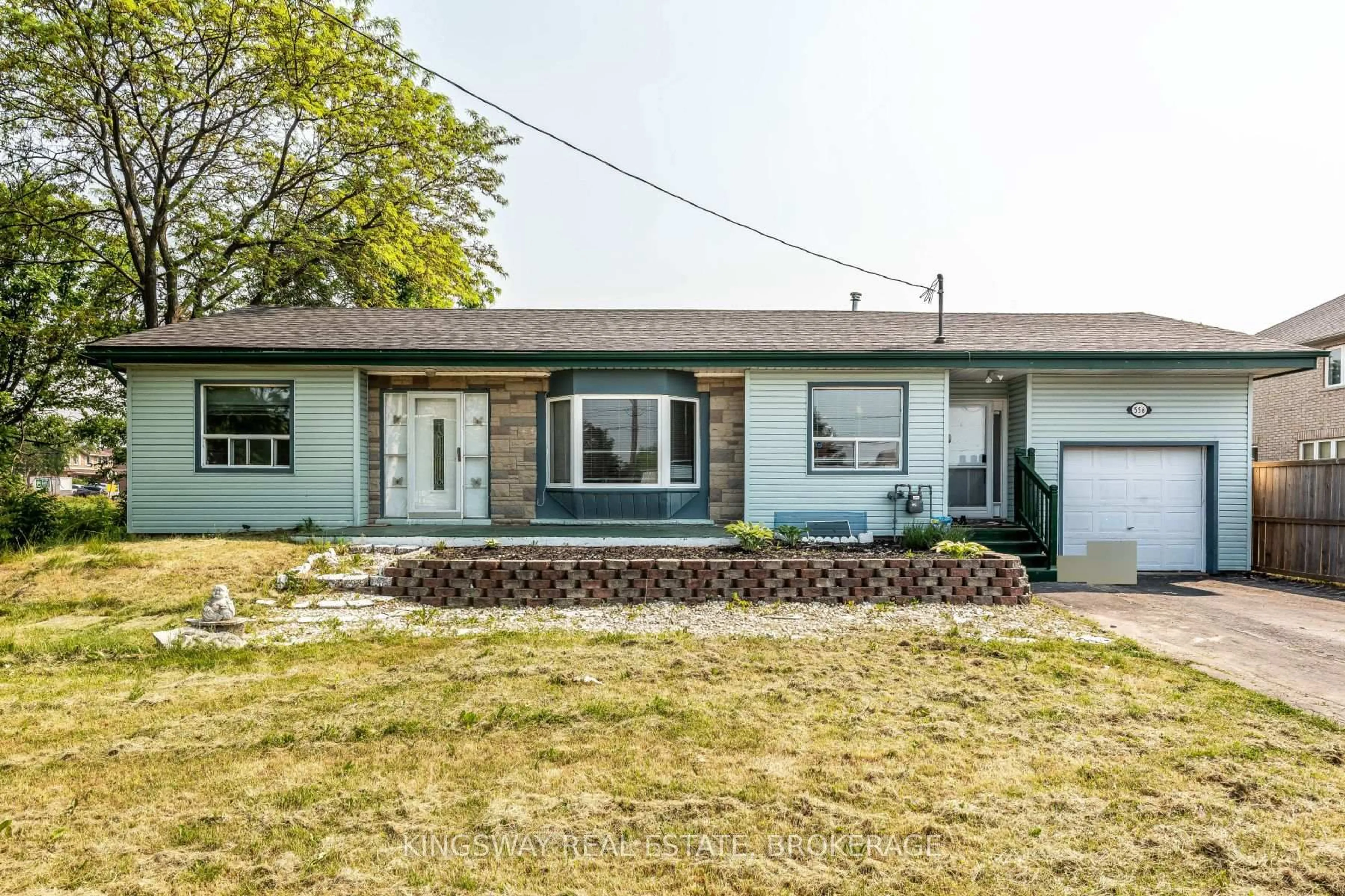 Home with vinyl exterior material, street for 556 Barton St, Hamilton Ontario L8E 5N3