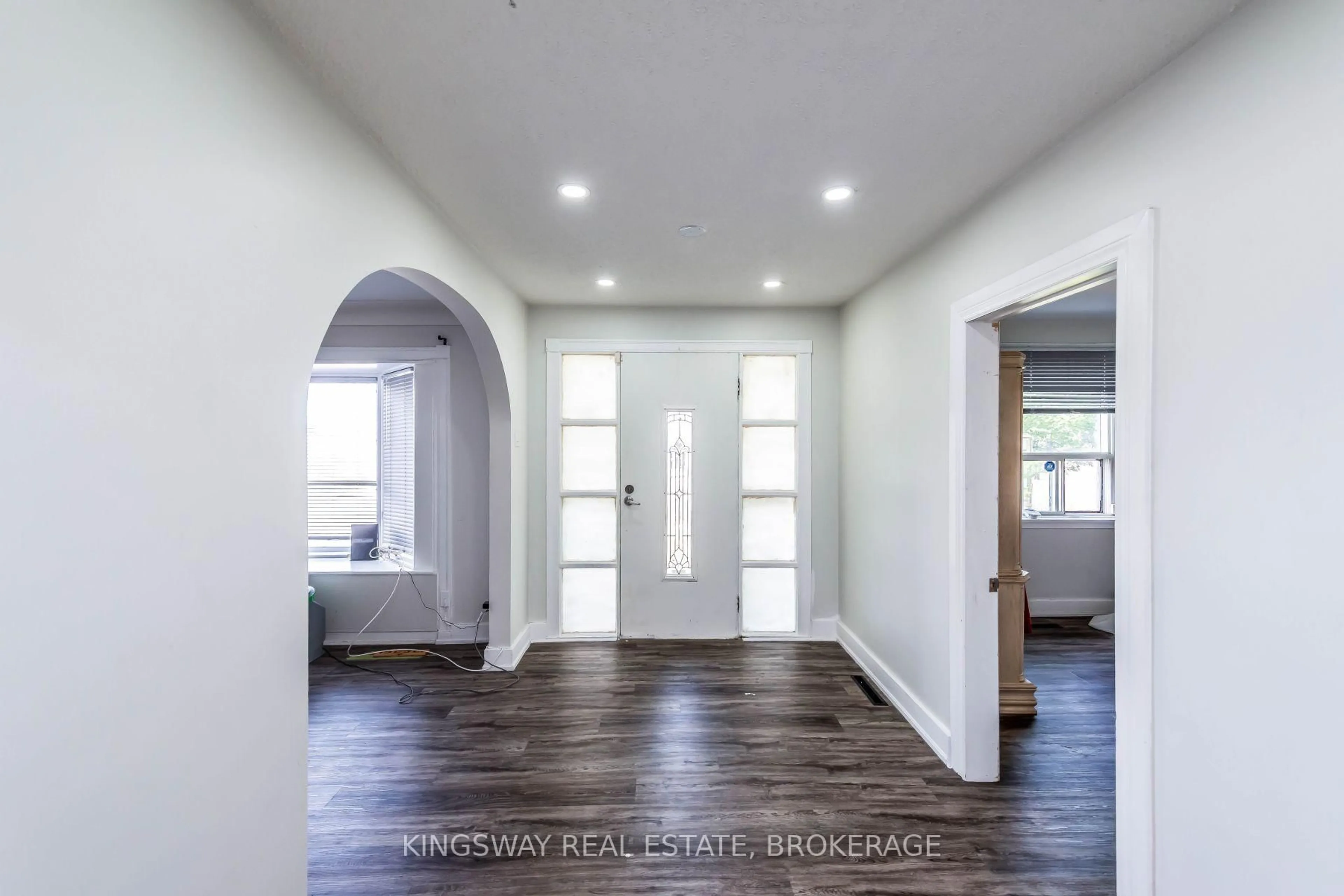 Indoor entryway for 556 Barton St, Hamilton Ontario L8E 5N3