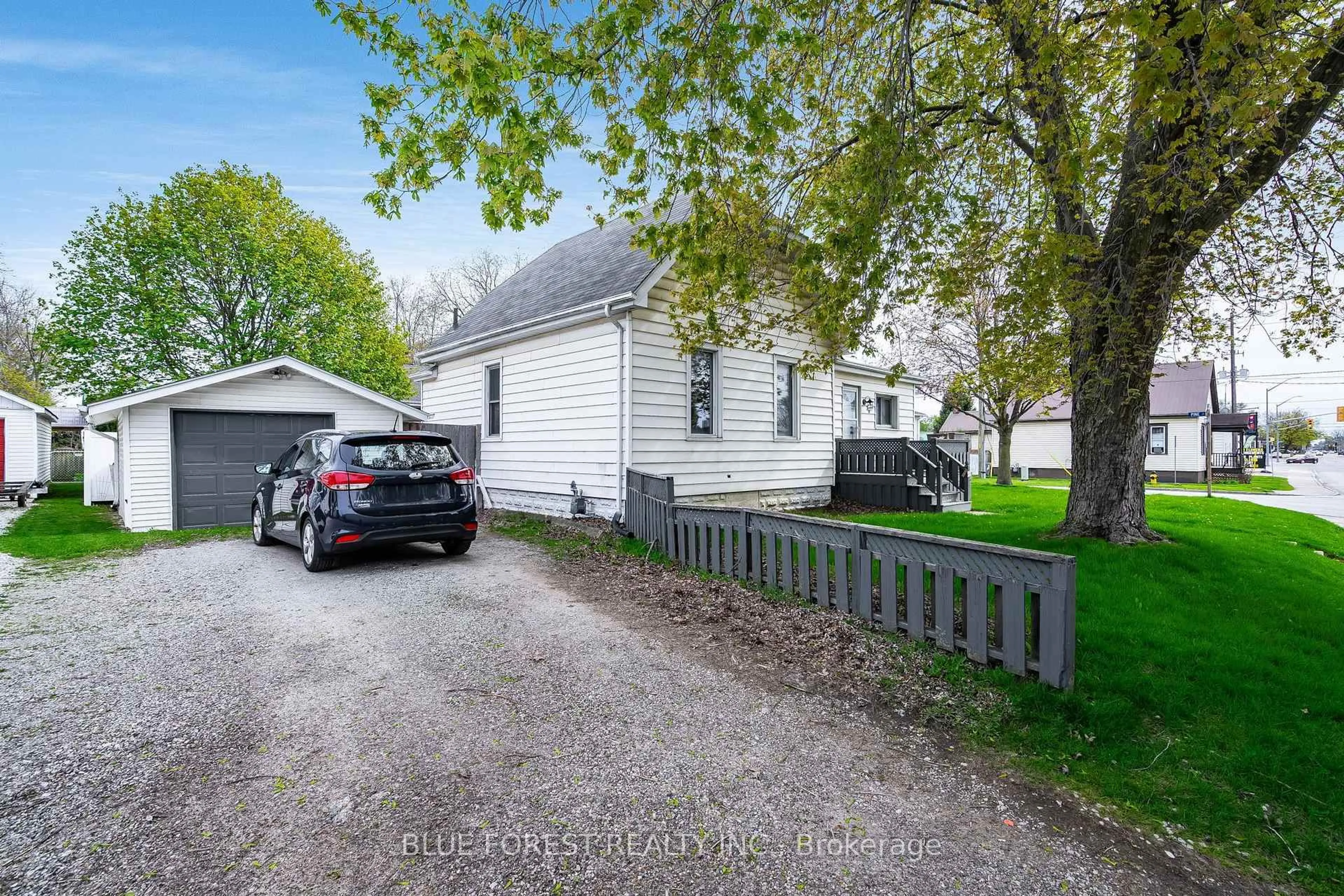 A pic from outside/outdoor area/front of a property/back of a property/a pic from drone, street for 30 Park Ave, Chatham-Kent Ontario N7M 3V5