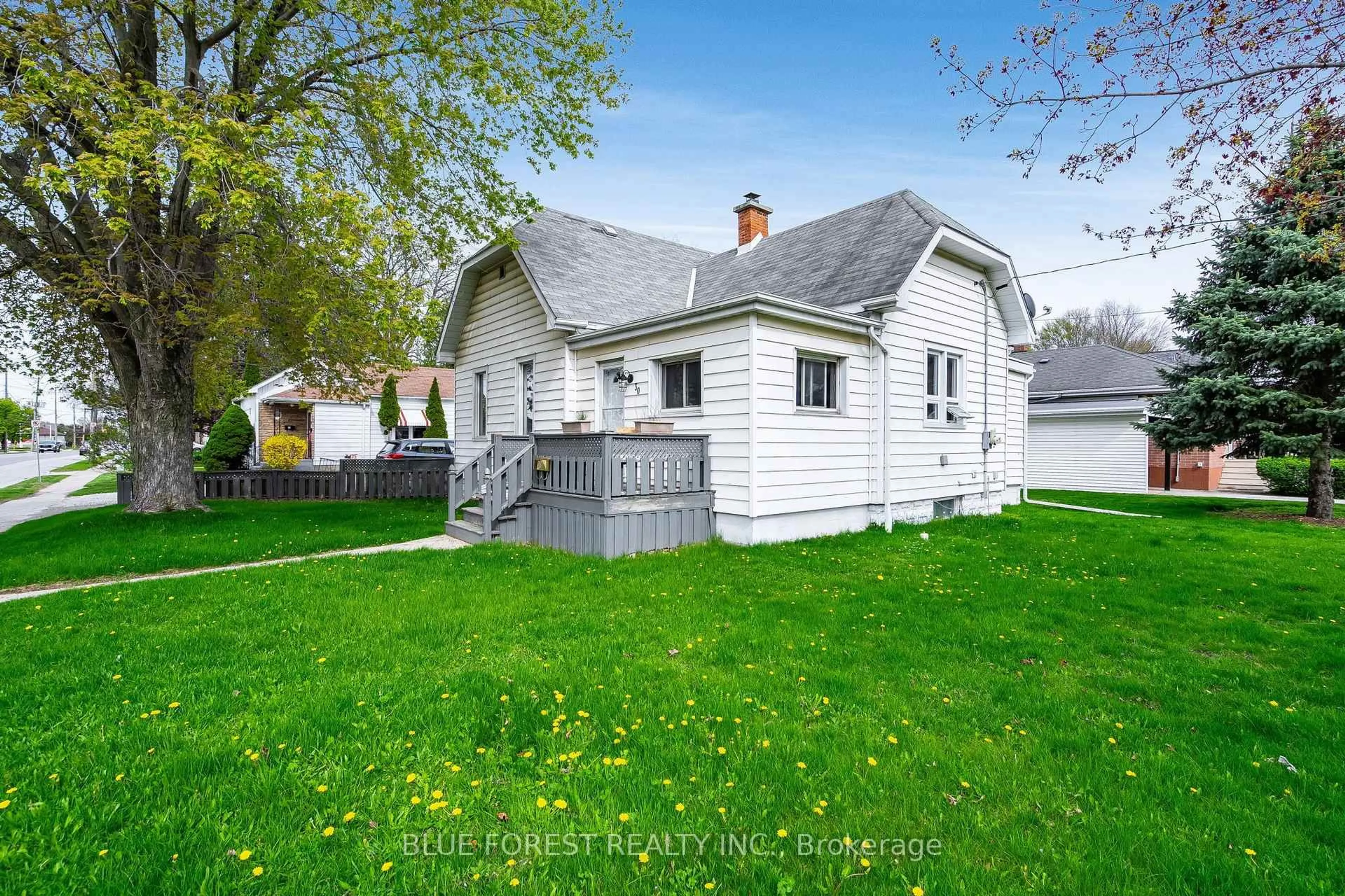A pic from outside/outdoor area/front of a property/back of a property/a pic from drone, street for 30 Park Ave, Chatham-Kent Ontario N7M 3V5