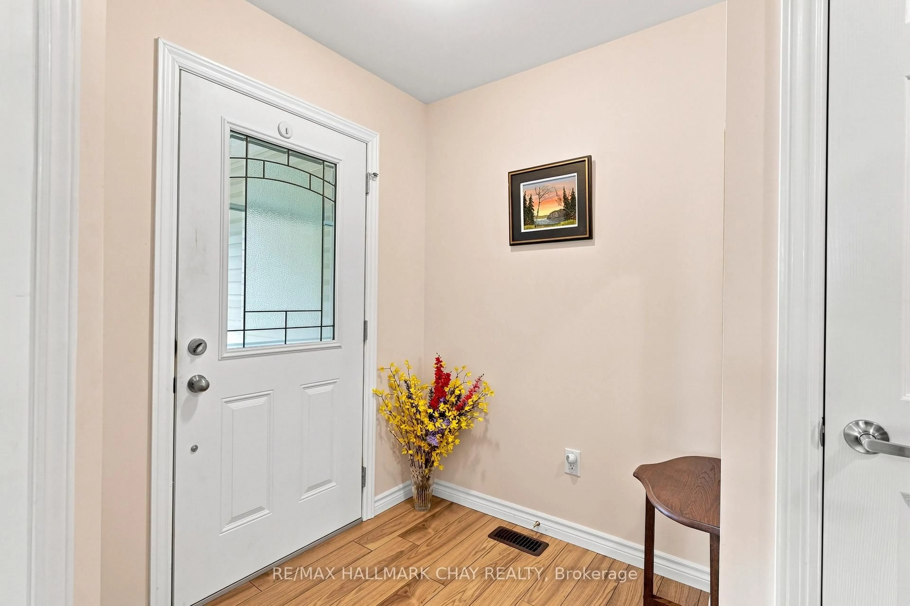Indoor entryway for 156 Pineridge Gate, Gravenhurst Ontario P1P 0A3