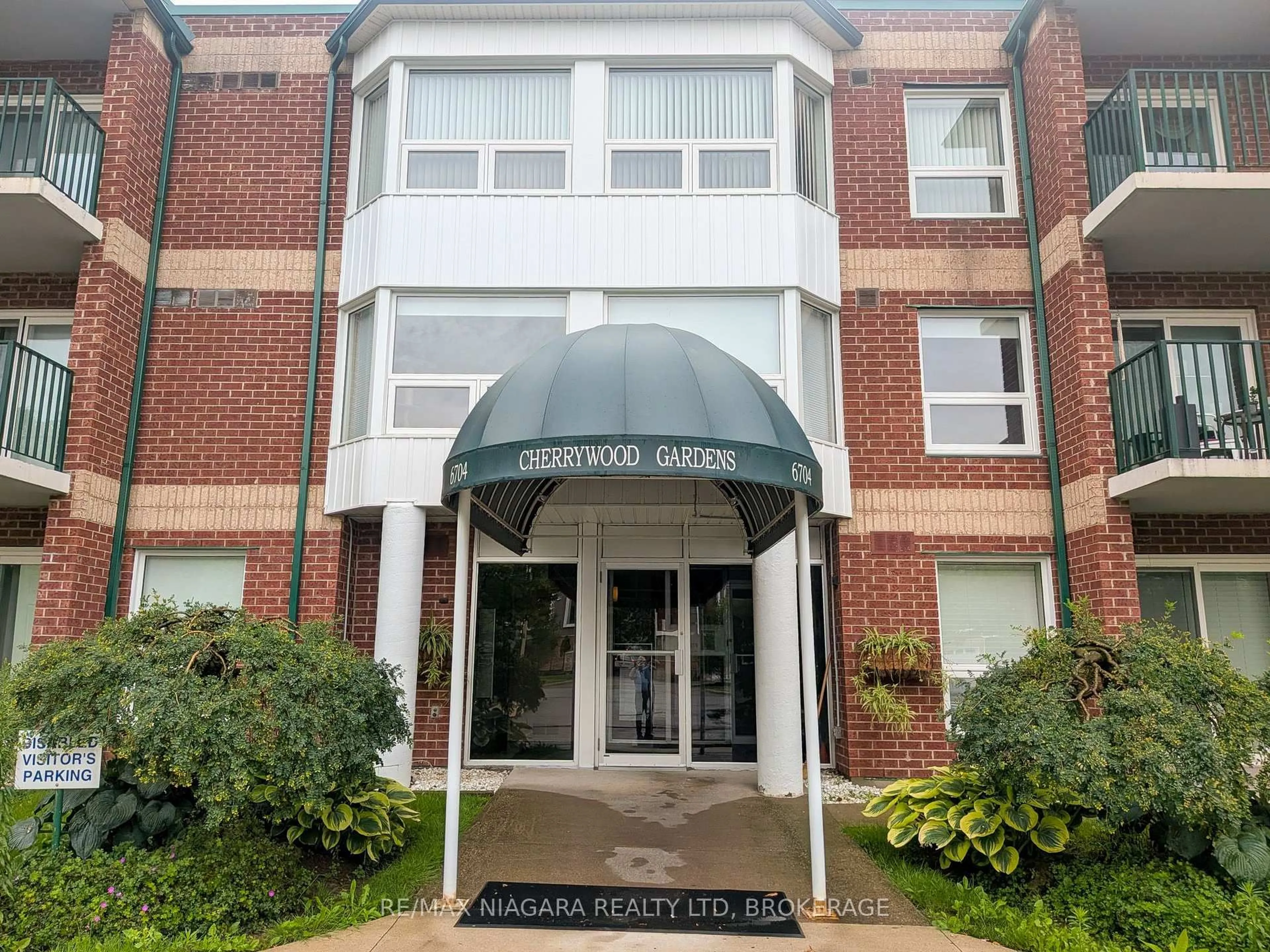 Indoor foyer for 6704 Thorold Stone Rd #203, Niagara Falls Ontario L2J 1B3