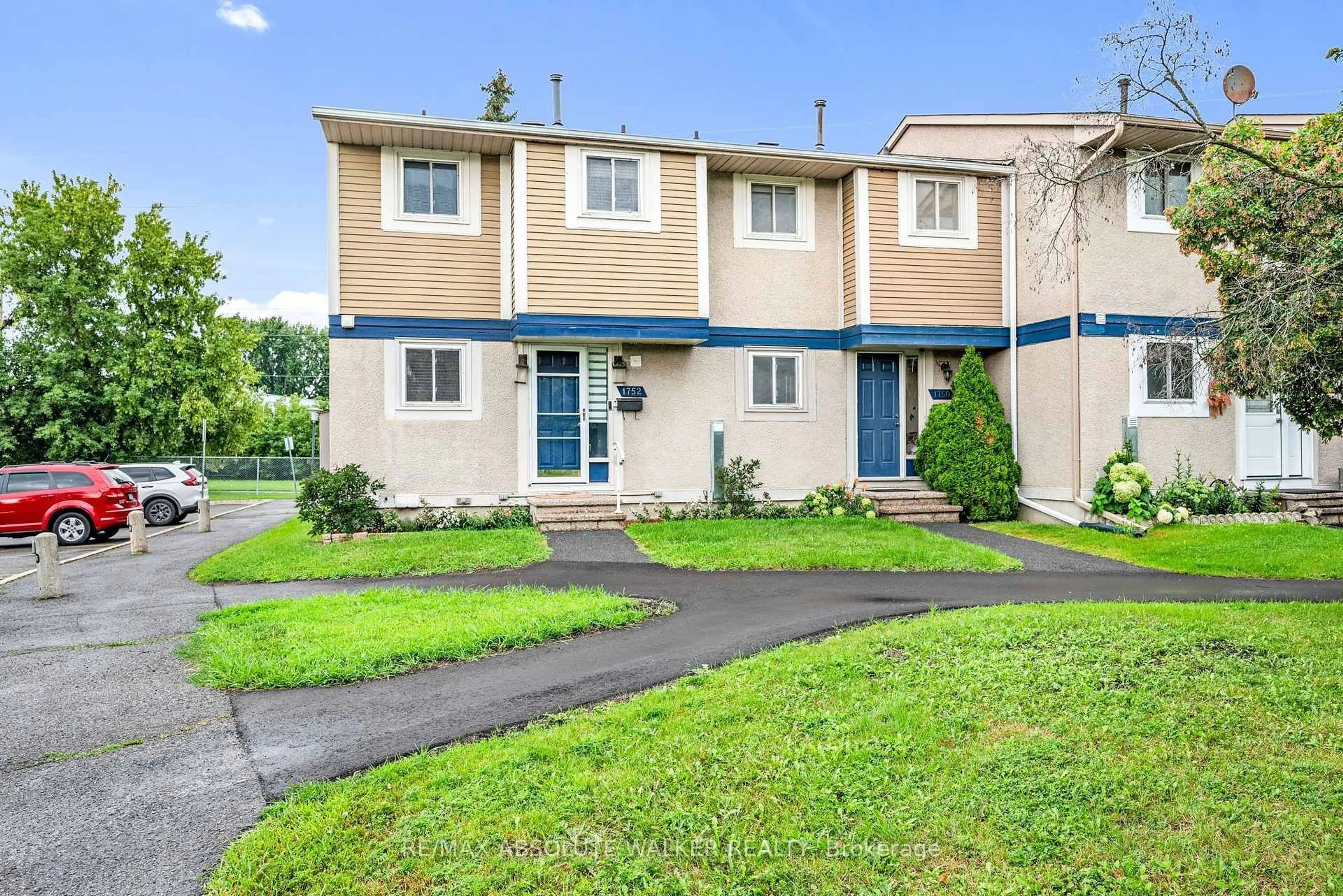 Home with vinyl exterior material, street for 1752 Stonehenge Cres, Ottawa Ontario K1B 4Z9