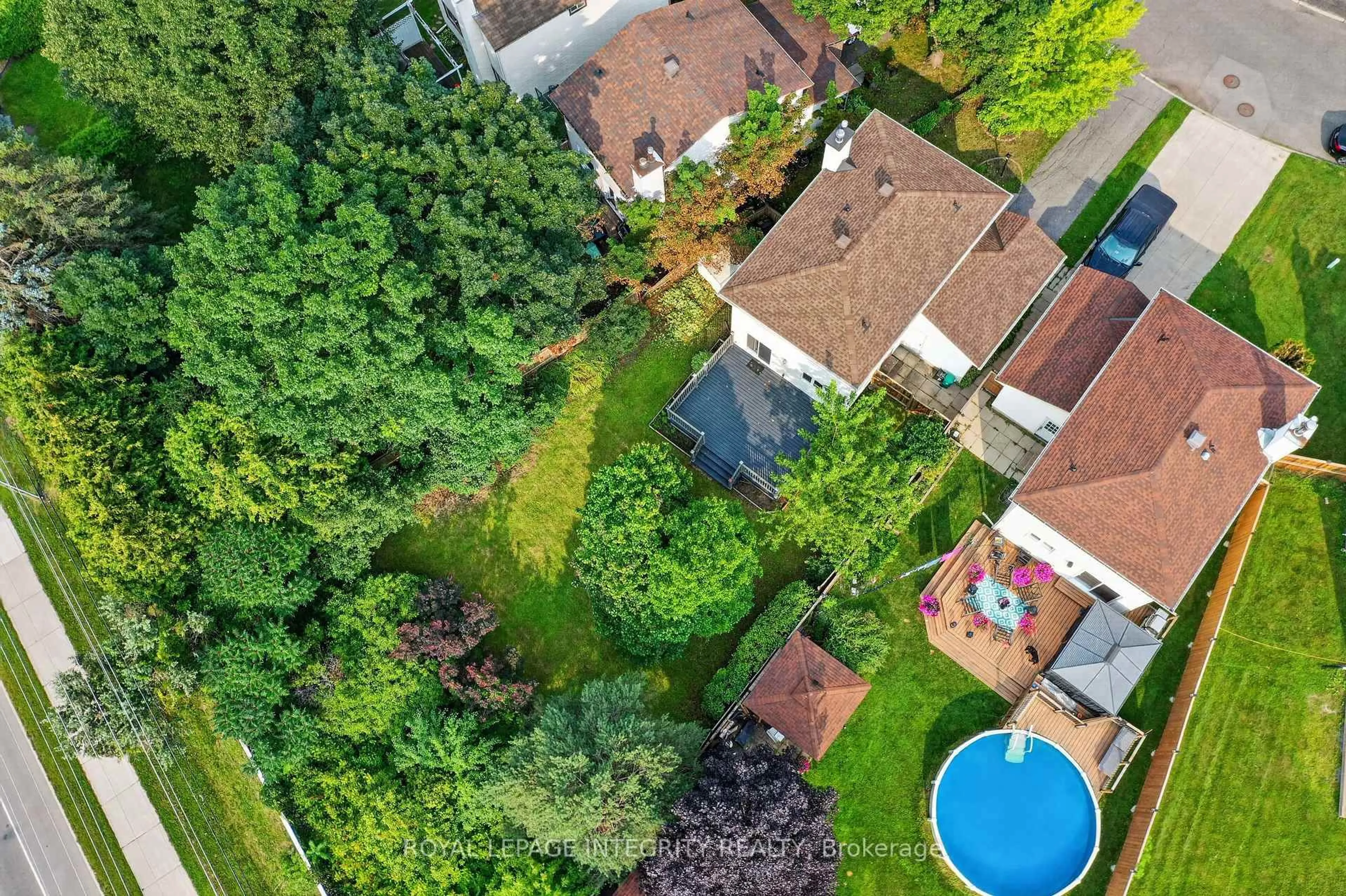 A pic from outside/outdoor area/front of a property/back of a property/a pic from drone, unknown for 1883 Des Prairies Ave, Ottawa Ontario K1E 2R5