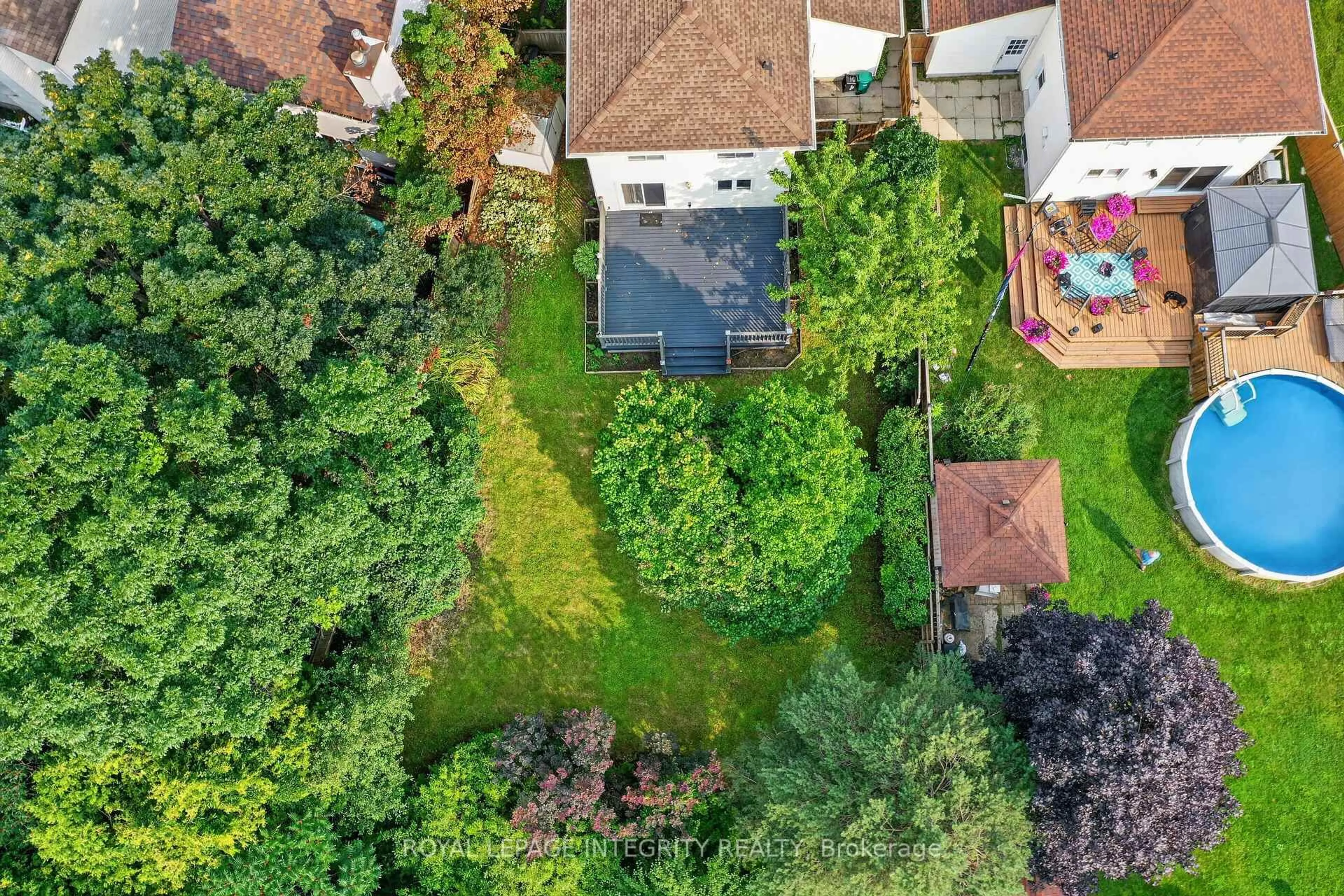 A pic from outside/outdoor area/front of a property/back of a property/a pic from drone, street for 1883 Des Prairies Ave, Ottawa Ontario K1E 2R5
