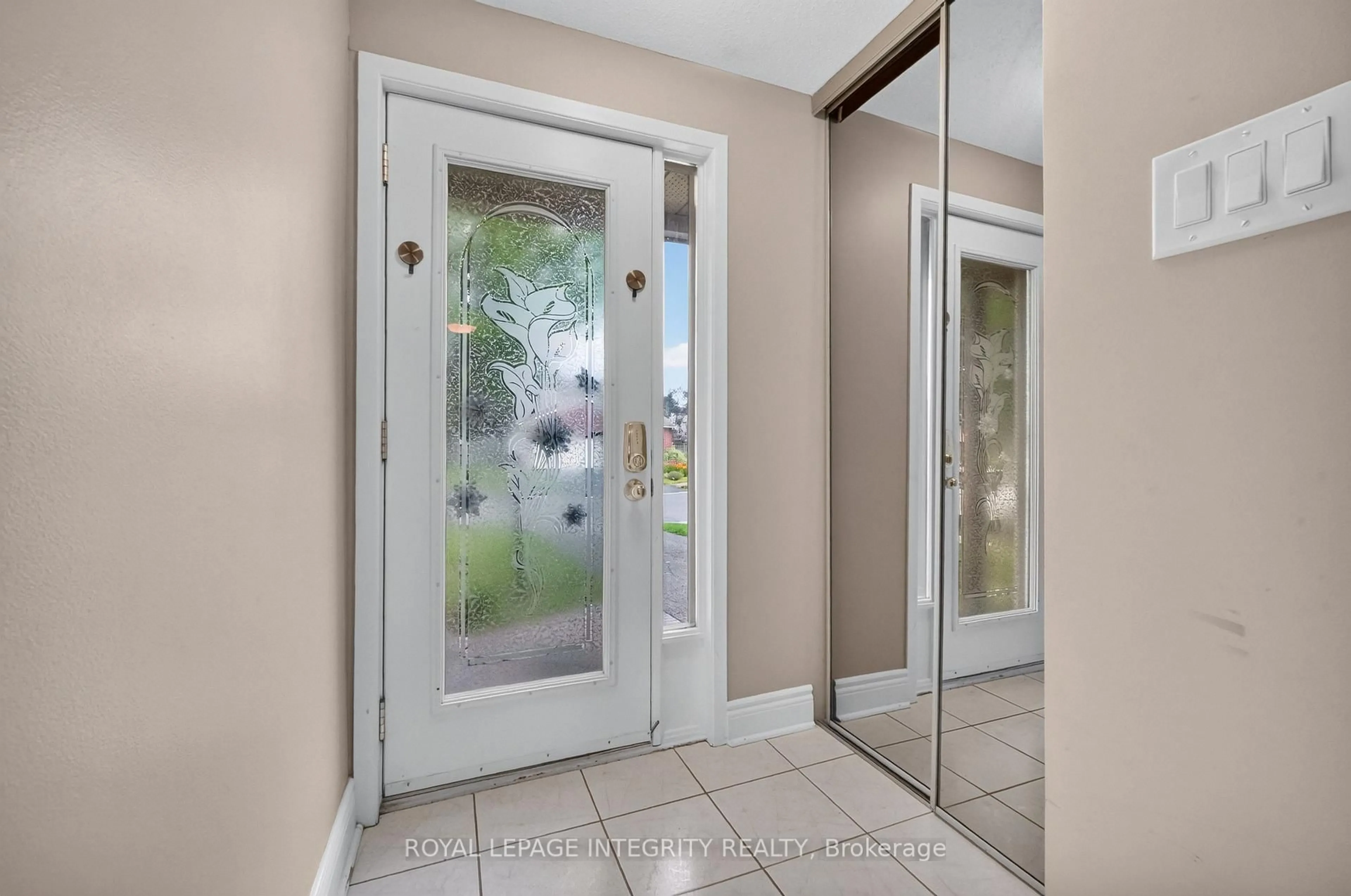 Indoor entryway for 1883 Des Prairies Ave, Ottawa Ontario K1E 2R5