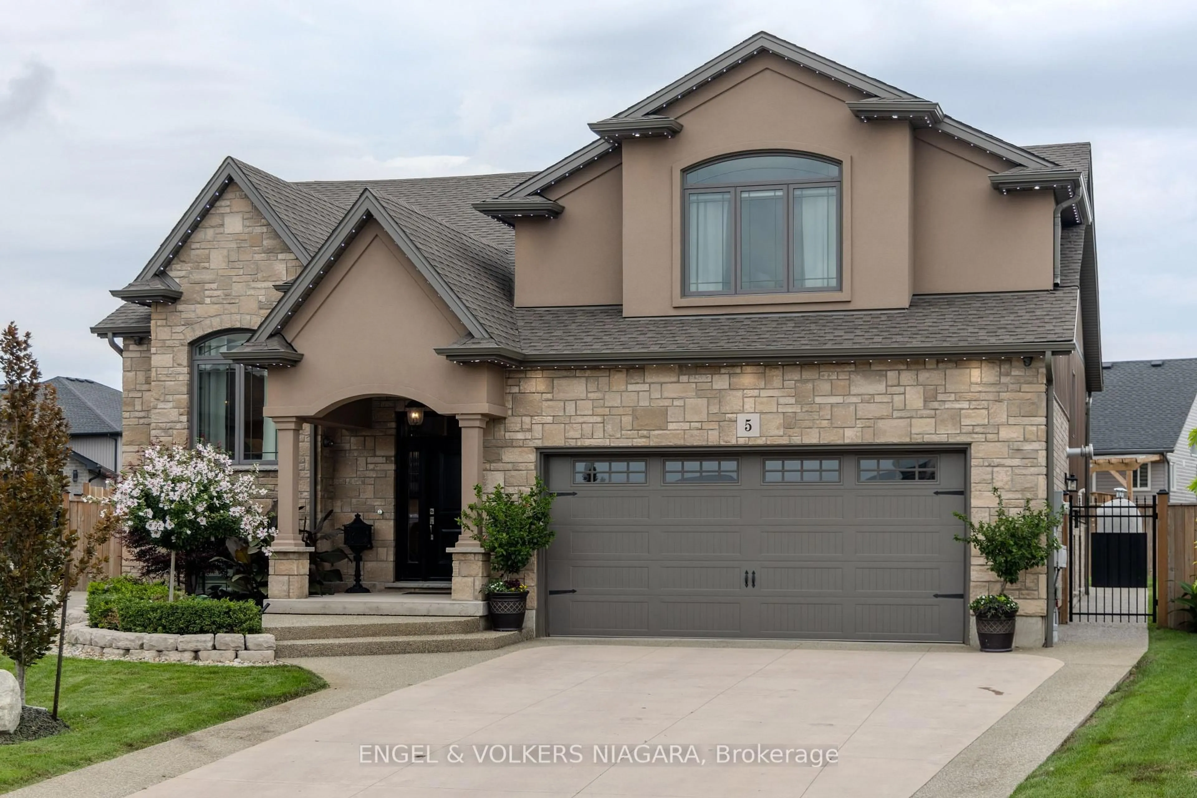 Home with brick exterior material, street for 5 Delicious Crt, Thorold Ontario L2V 0J8