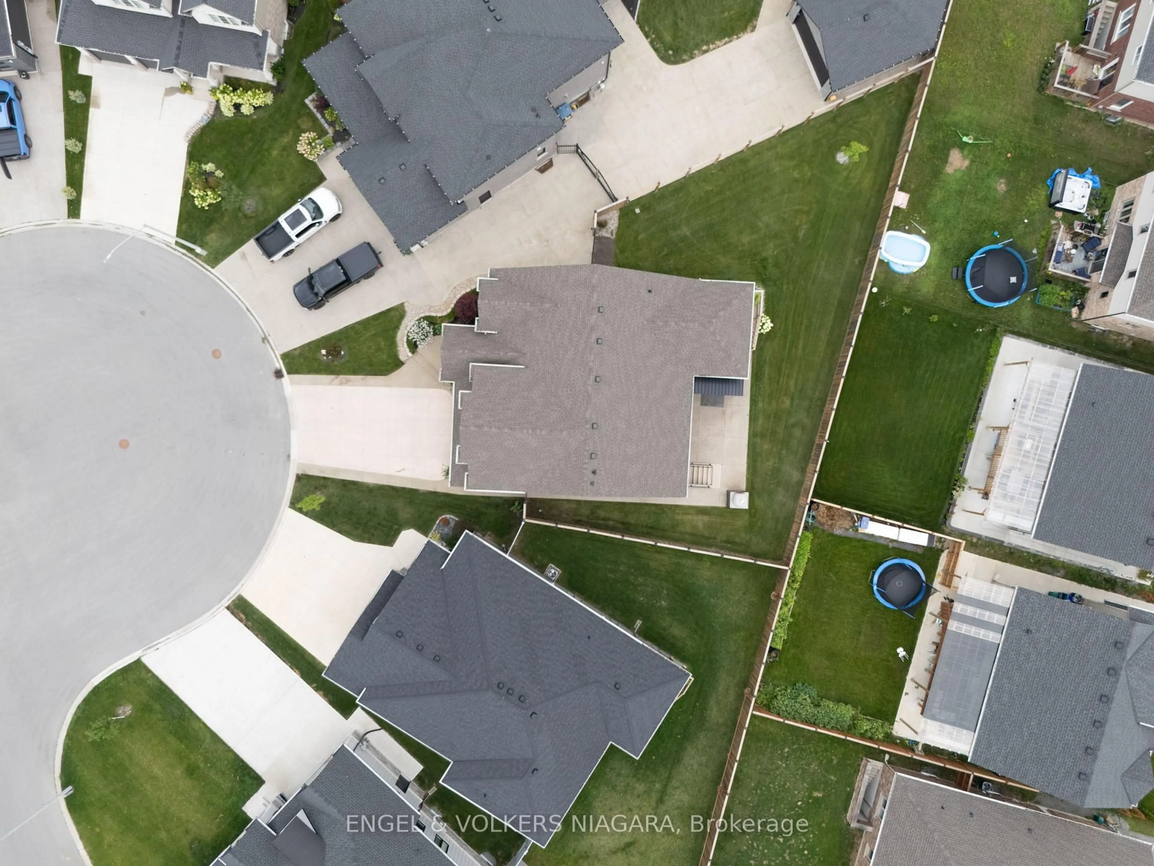 A pic from outside/outdoor area/front of a property/back of a property/a pic from drone, city buildings view from balcony for 5 Delicious Crt, Thorold Ontario L2V 0J8