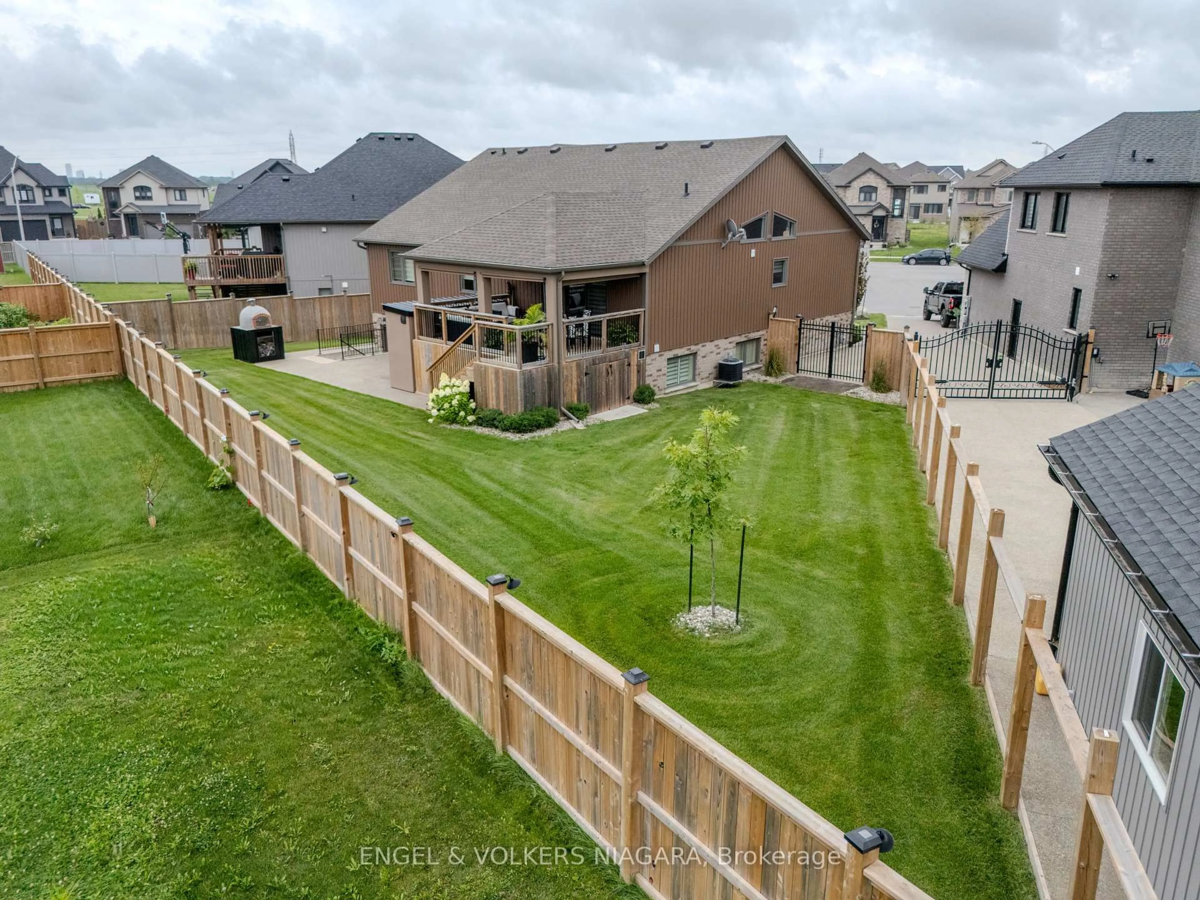 A pic from outside/outdoor area/front of a property/back of a property/a pic from drone, unknown for 5 Delicious Crt, Thorold Ontario L2V 0J8