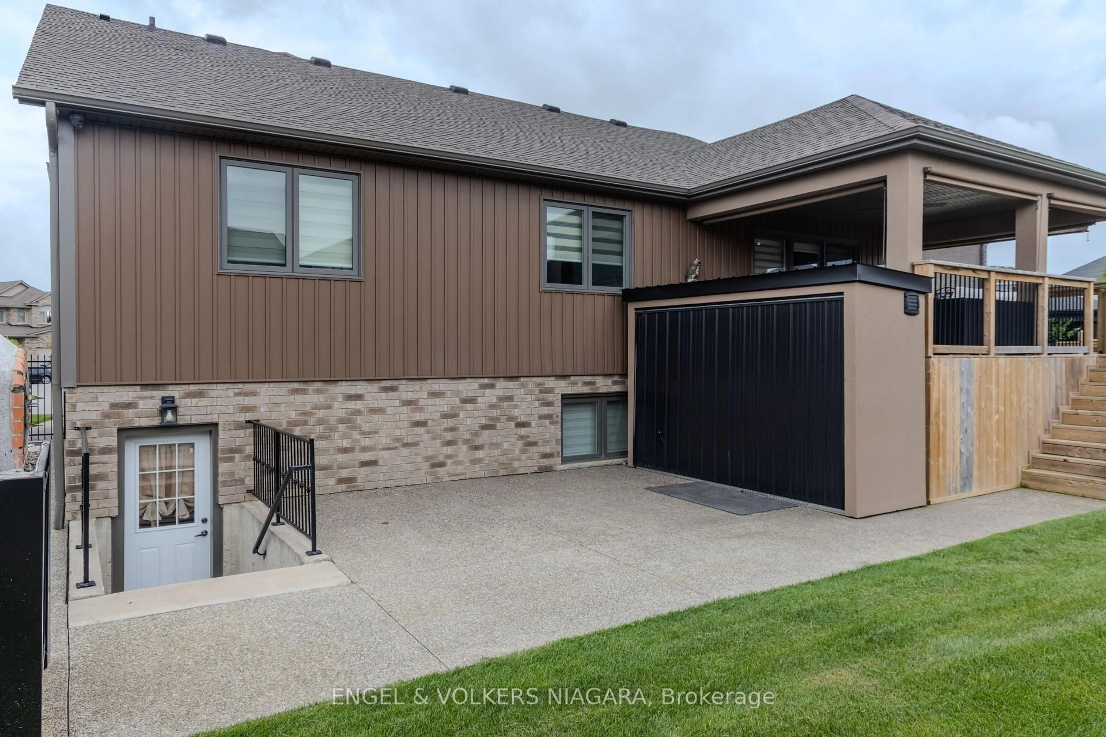 Home with vinyl exterior material, street for 5 Delicious Crt, Thorold Ontario L2V 0J8