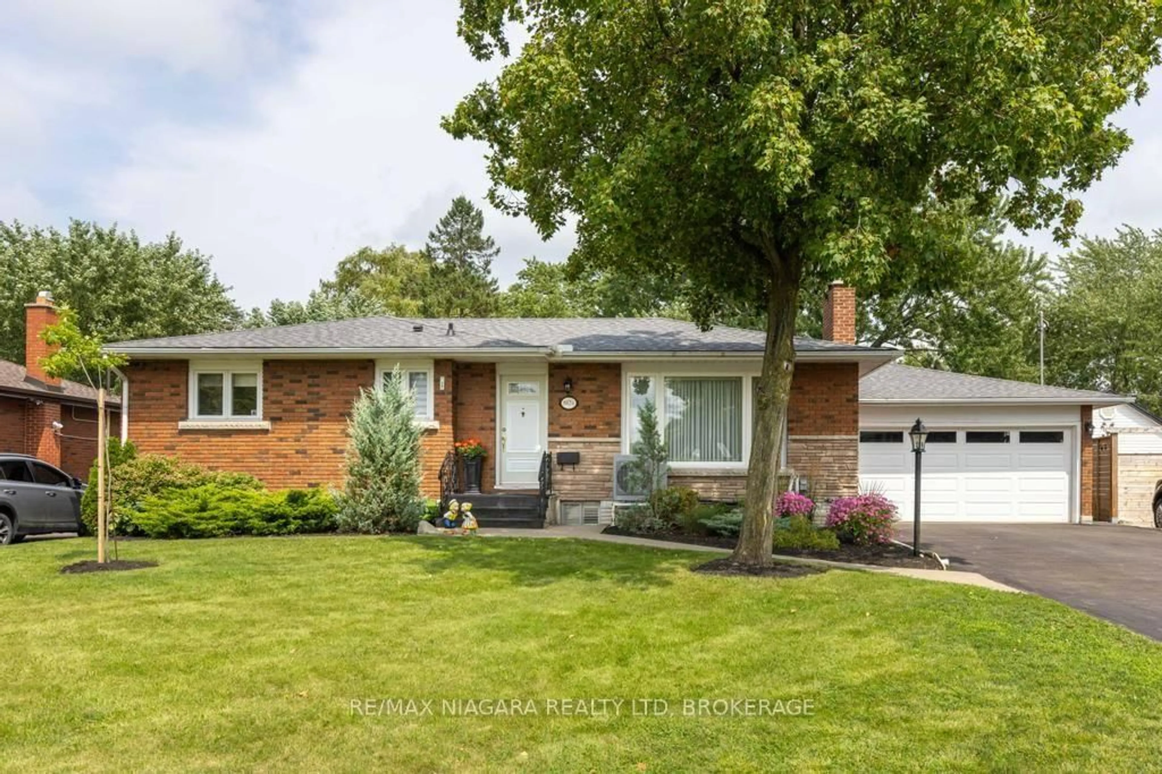 Home with brick exterior material, street for 8624 Champlain Dr, Niagara Falls Ontario L2G 6Y6