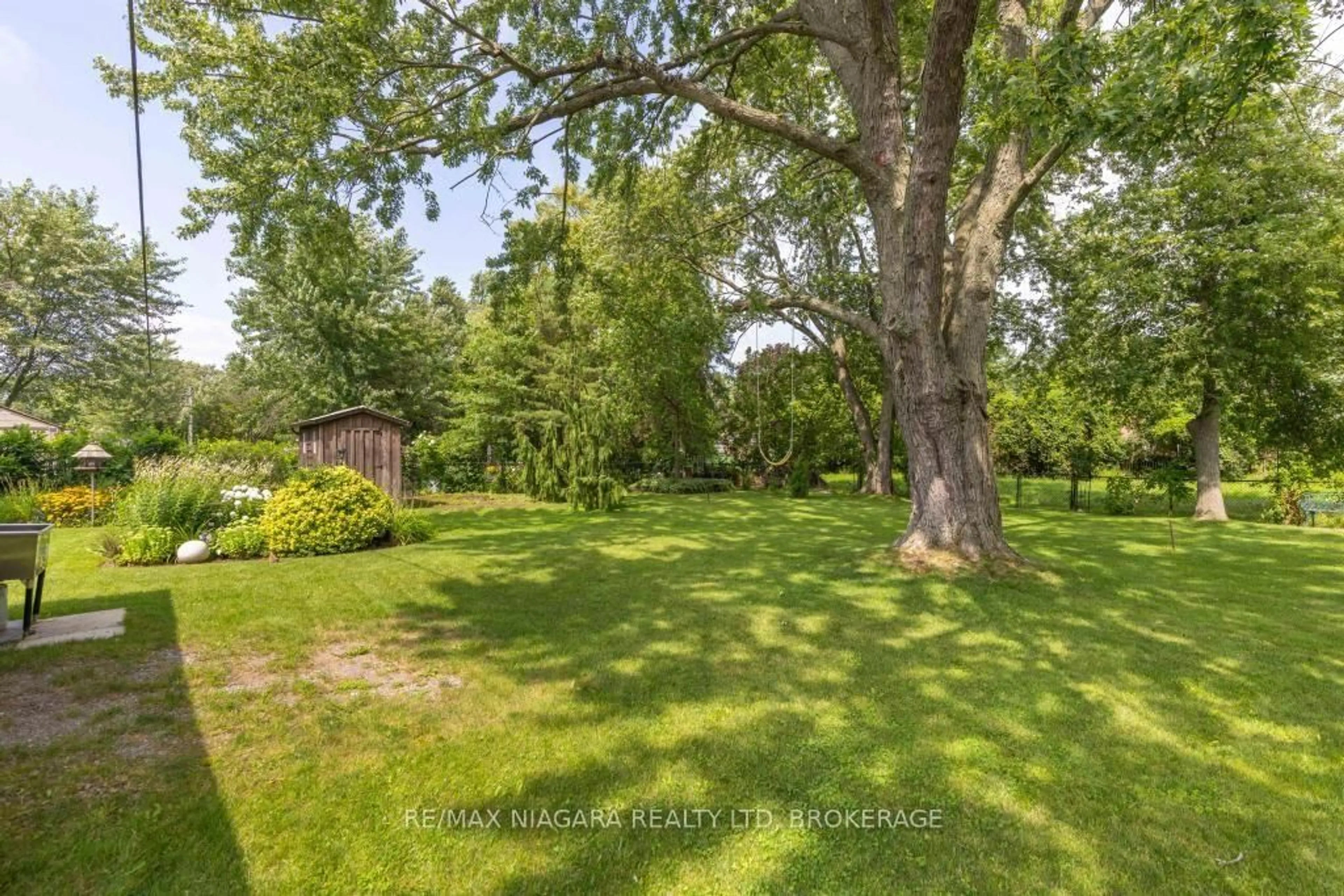 A pic from outside/outdoor area/front of a property/back of a property/a pic from drone, forest/trees view for 8624 Champlain Dr, Niagara Falls Ontario L2G 6Y6