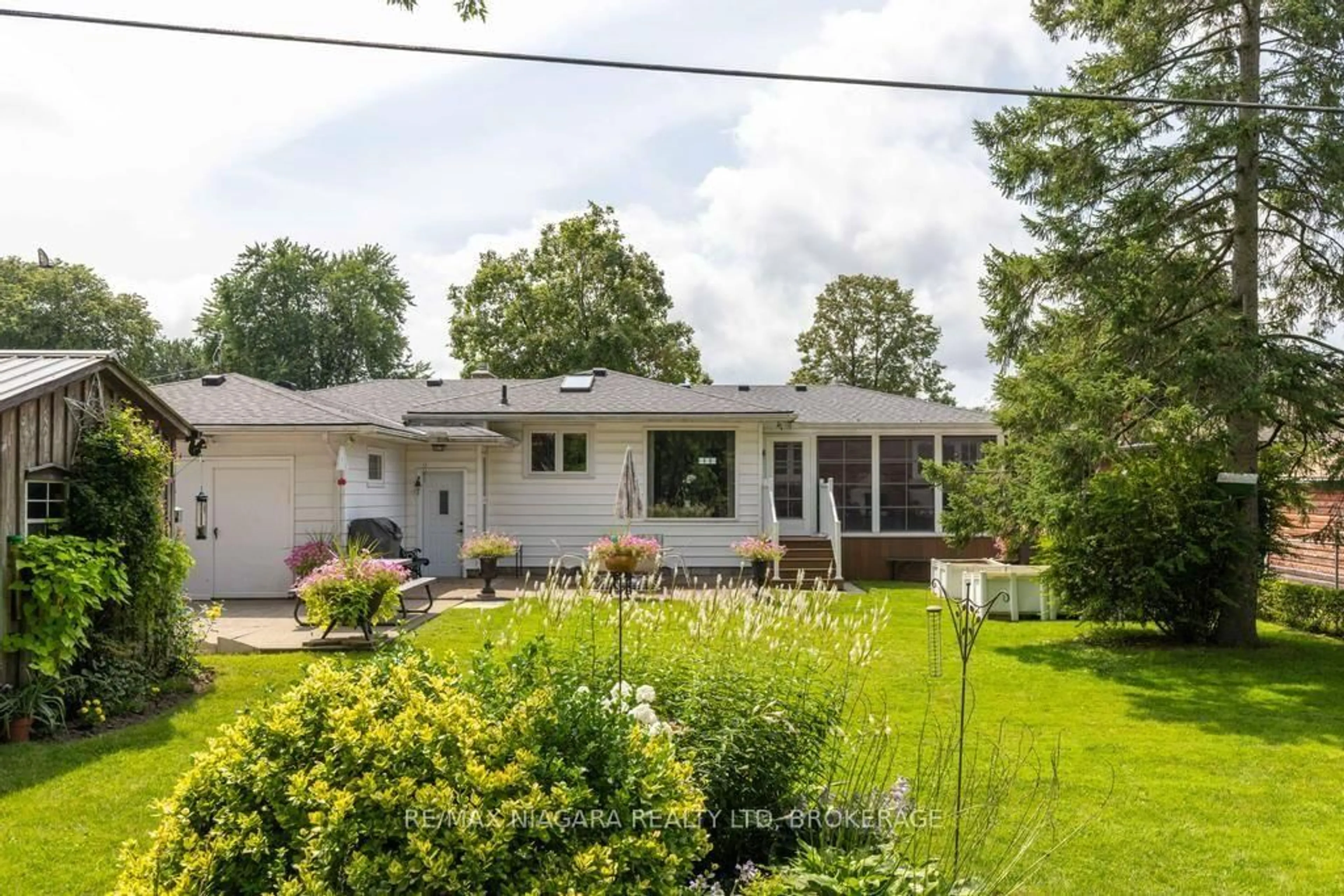 Home with vinyl exterior material, street for 8624 Champlain Dr, Niagara Falls Ontario L2G 6Y6