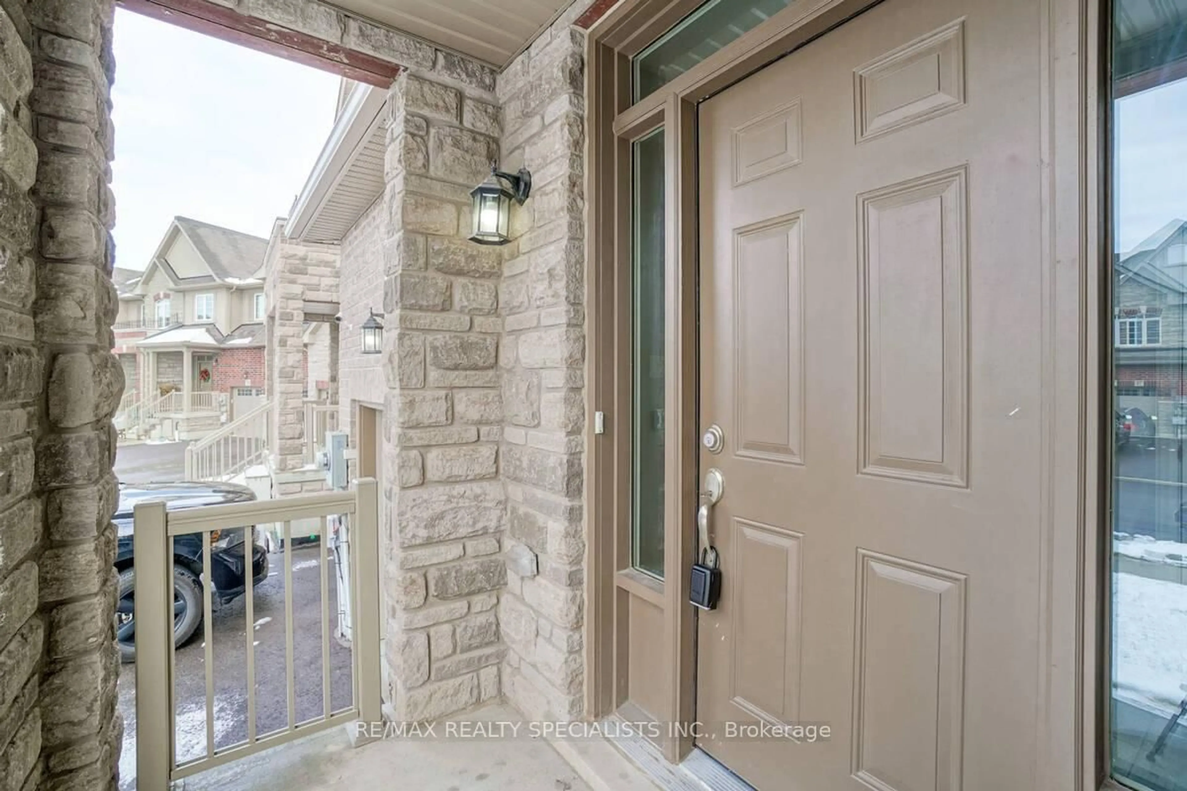 Indoor entryway for 70 Bradbury Rd, Hamilton Ontario L8J 2V7