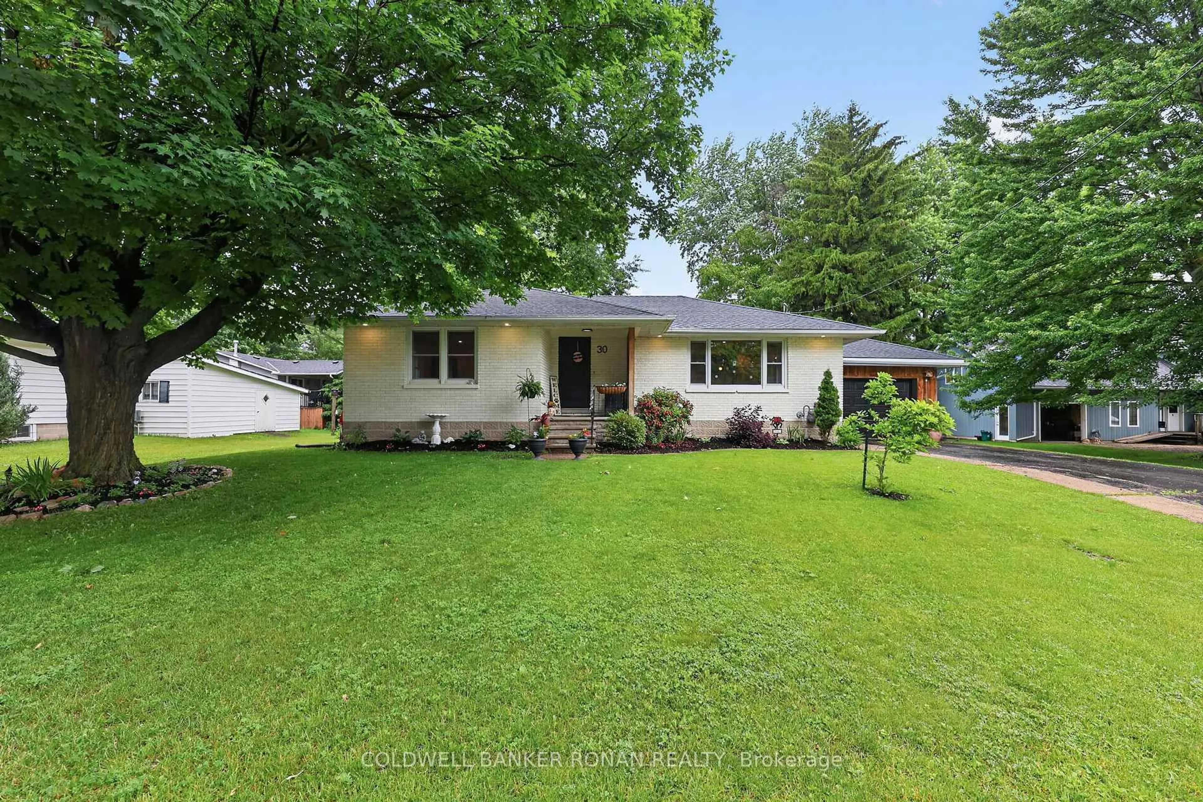 Home with vinyl exterior material, street for 30 King St, Minto Ontario N0G 1Z0