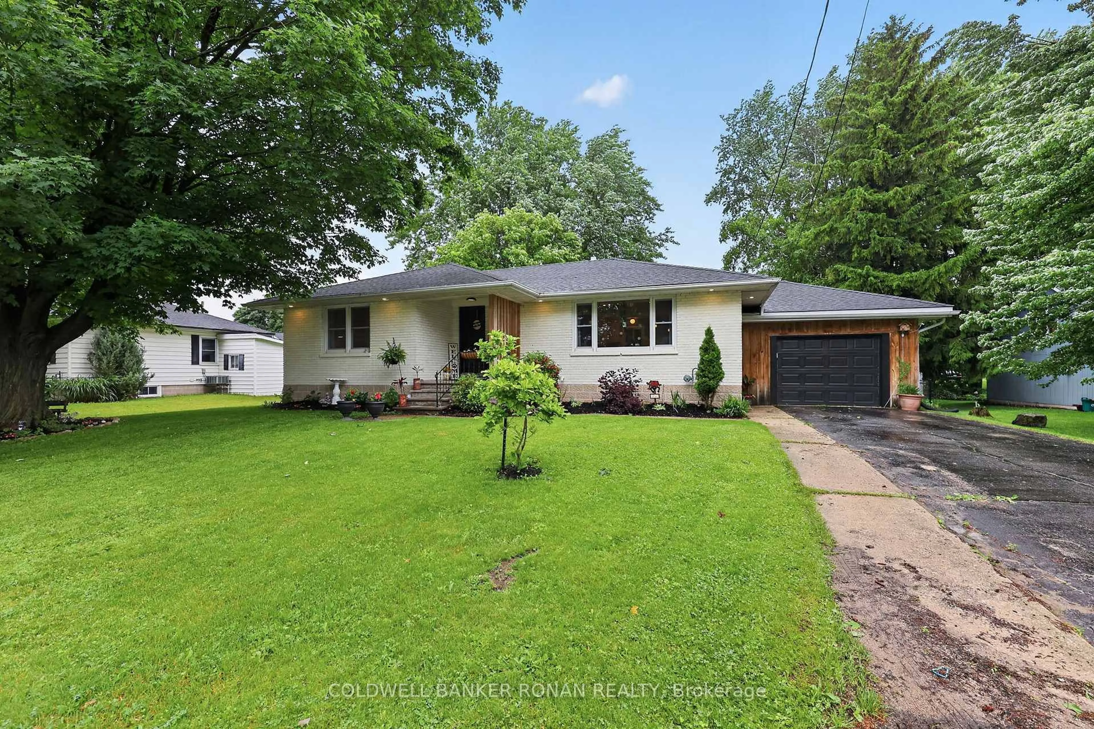 Home with vinyl exterior material, street for 30 King St, Minto Ontario N0G 1Z0