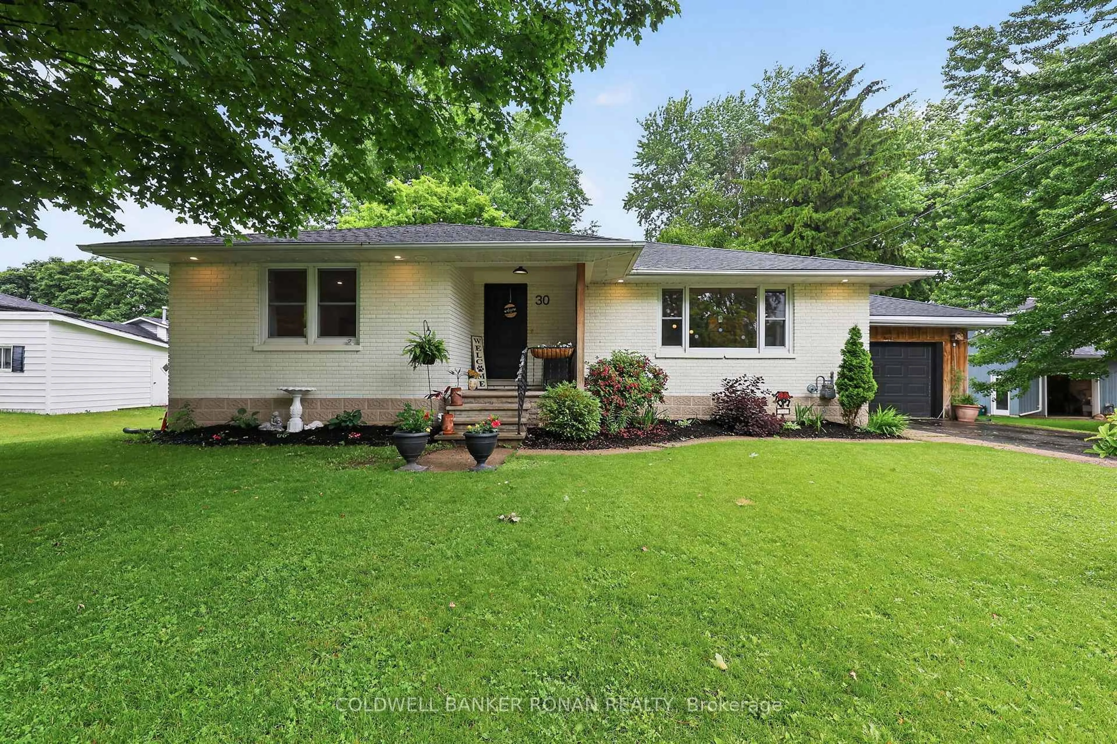 Home with vinyl exterior material, street for 30 King St, Minto Ontario N0G 1Z0