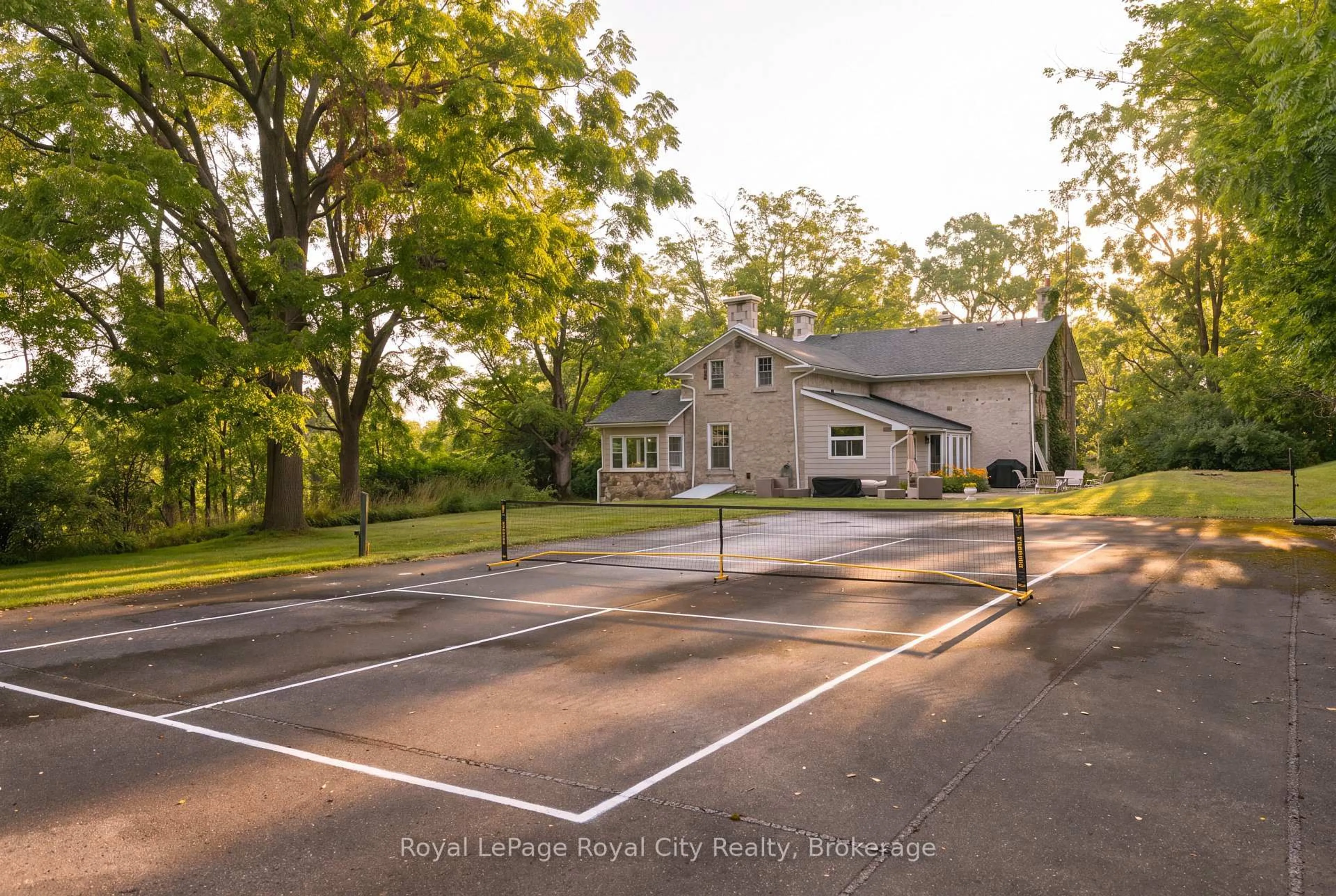 A pic from outside/outdoor area/front of a property/back of a property/a pic from drone, street for 7243 Concession 1 Rd, Puslinch Ontario N0B 2J0