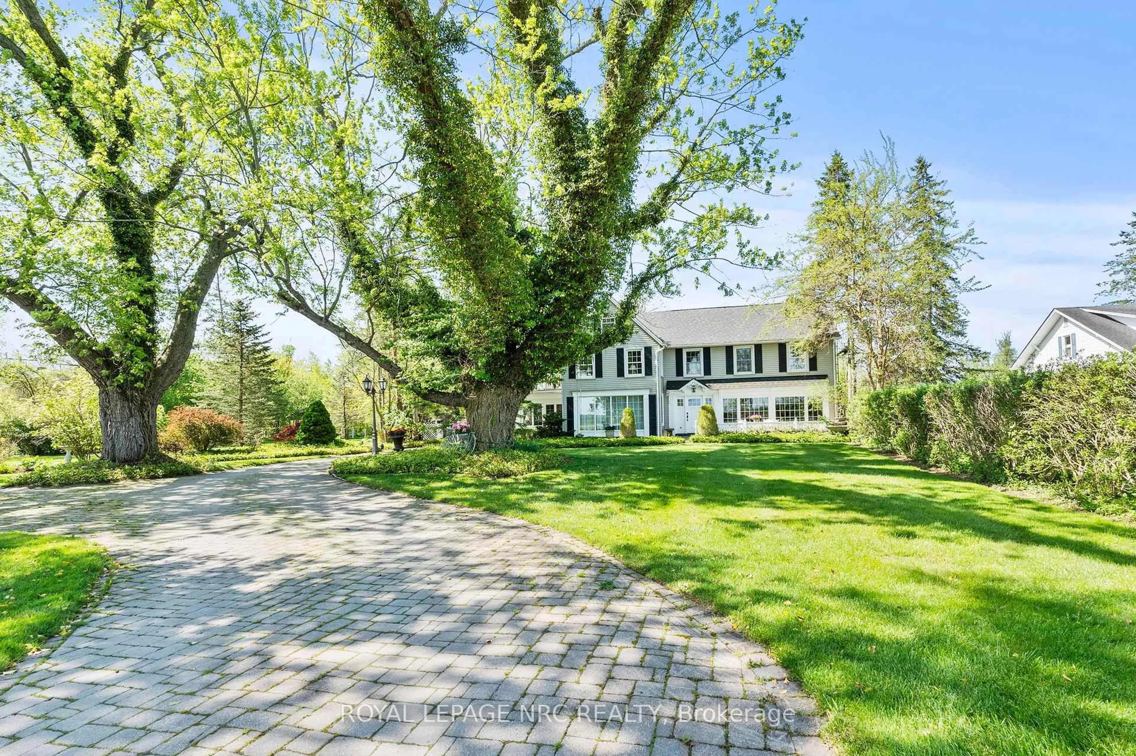 A pic from outside/outdoor area/front of a property/back of a property/a pic from drone, street for 3689 Niagara Blvd, Fort Erie Ontario L0S 1S0