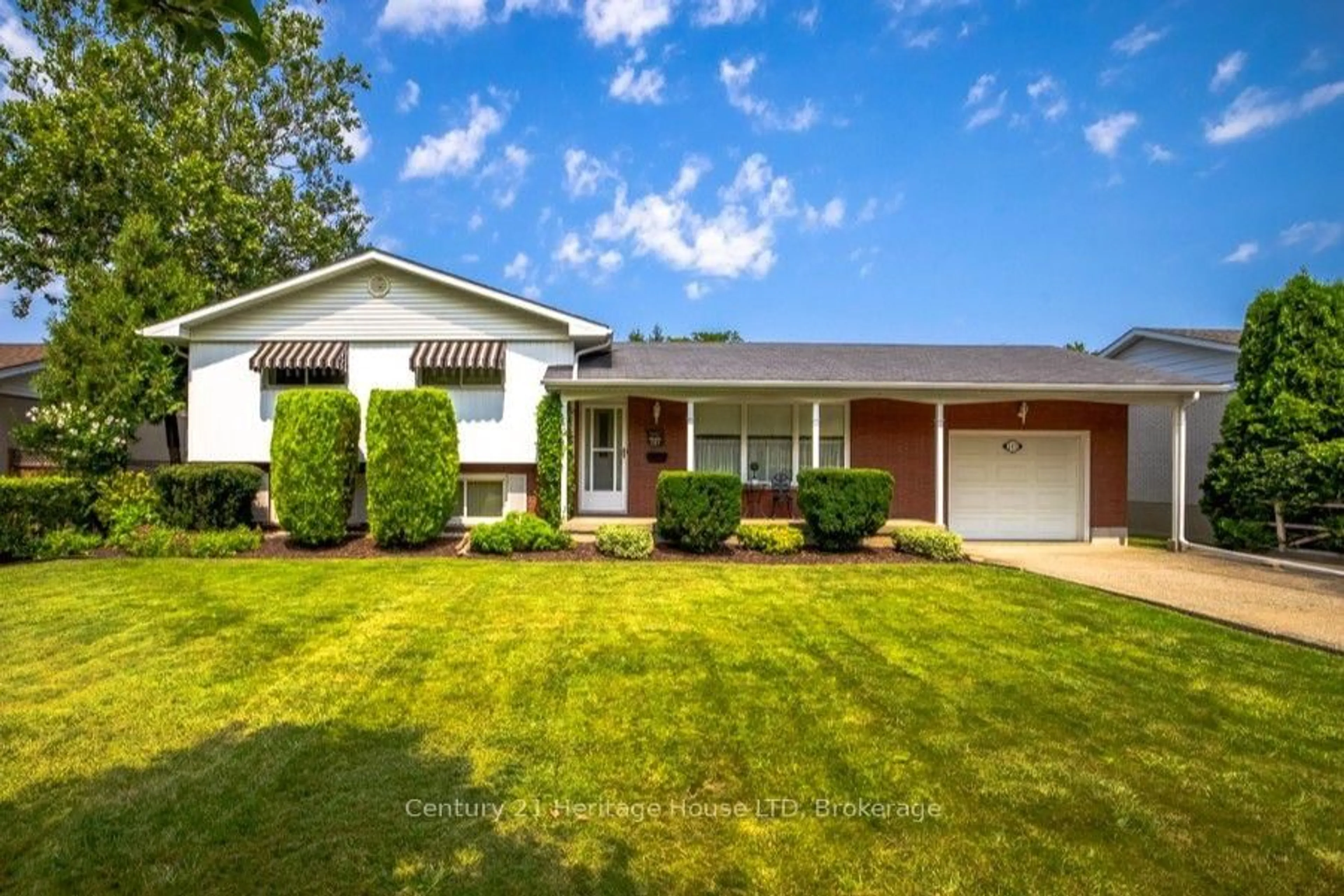 Home with vinyl exterior material, street for 121 Lockhart Dr, St. Catharines Ontario L2T 1W3