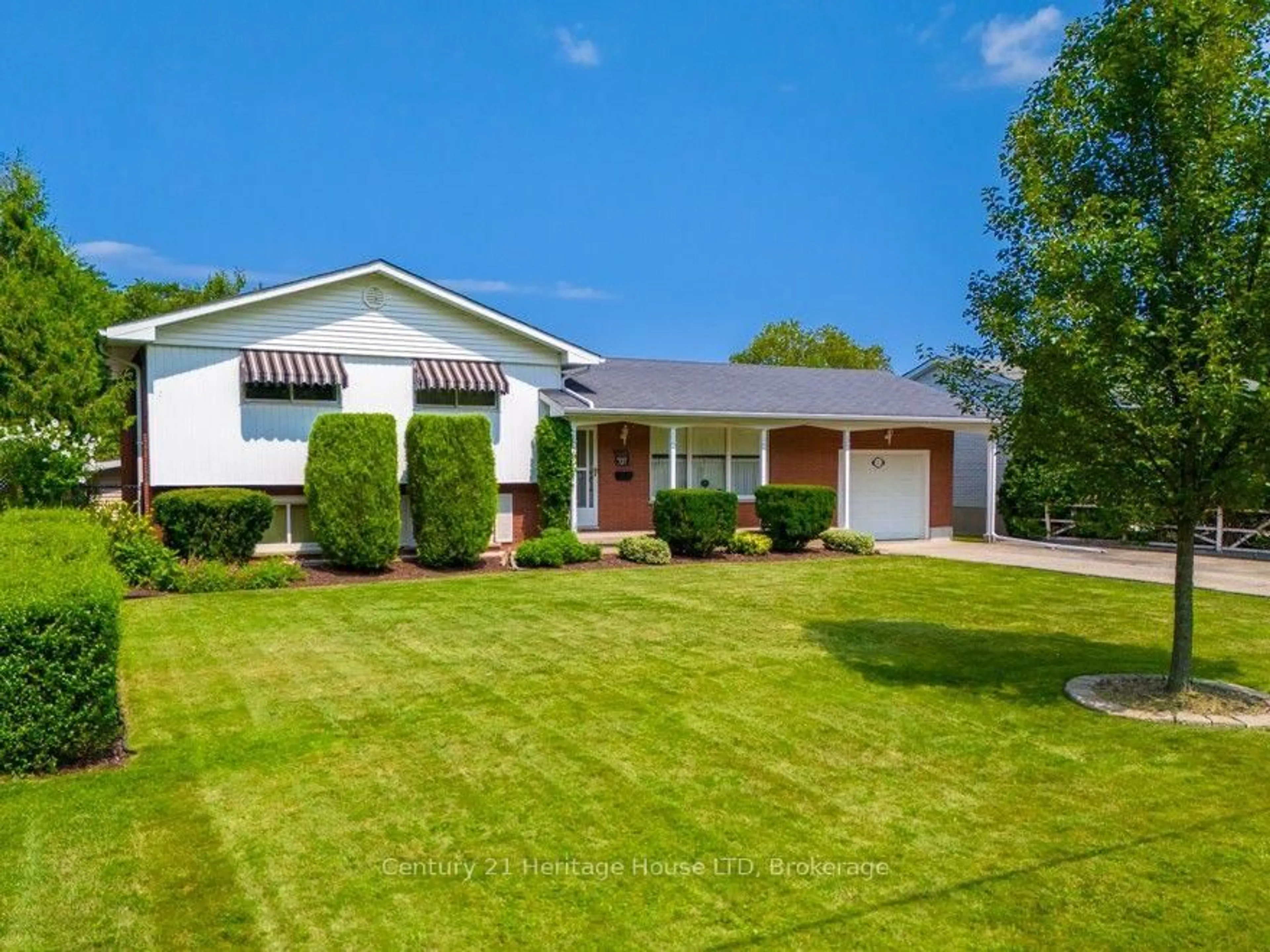 Home with vinyl exterior material, street for 121 Lockhart Dr, St. Catharines Ontario L2T 1W3