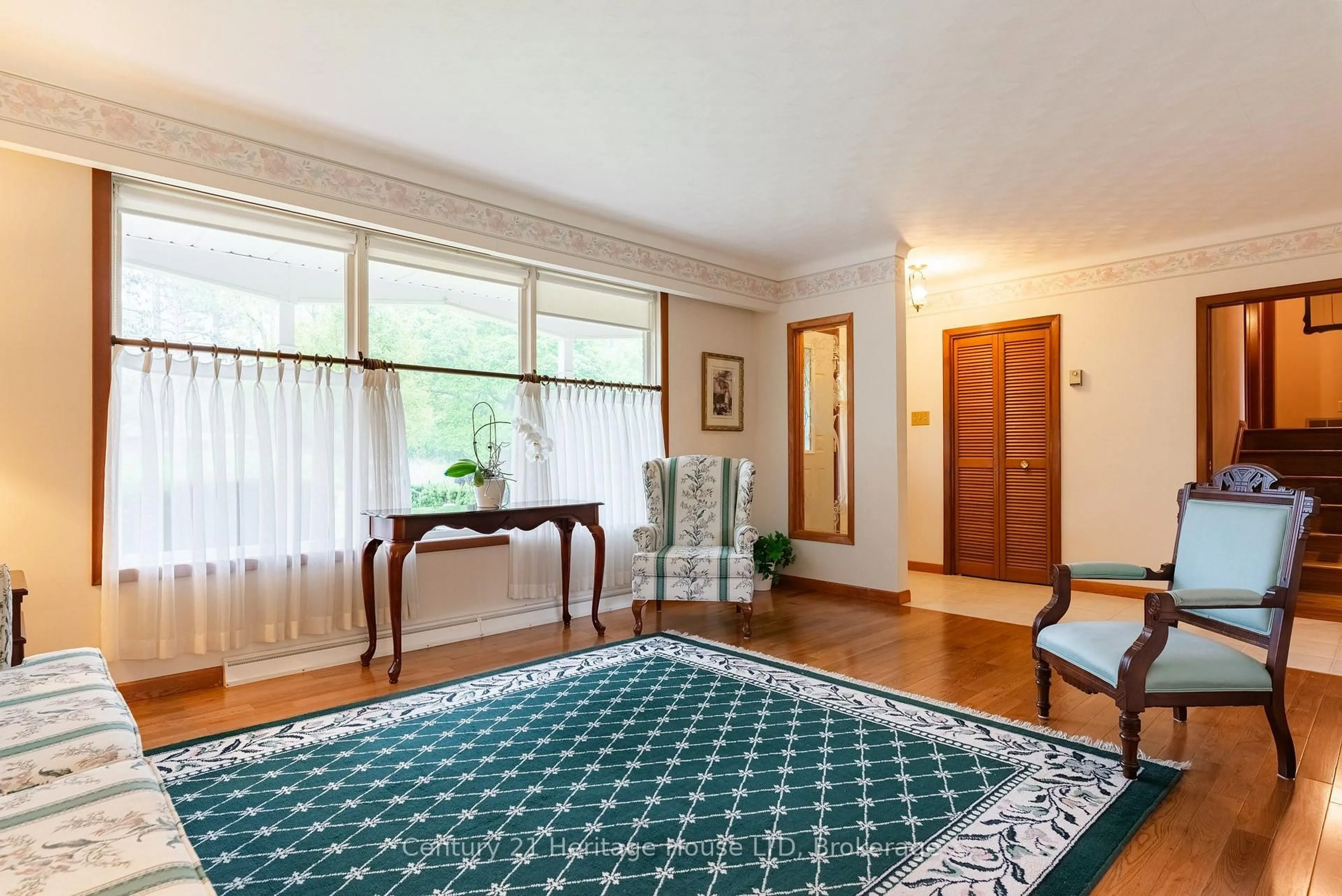 Indoor foyer for 121 Lockhart Dr, St. Catharines Ontario L2T 1W3