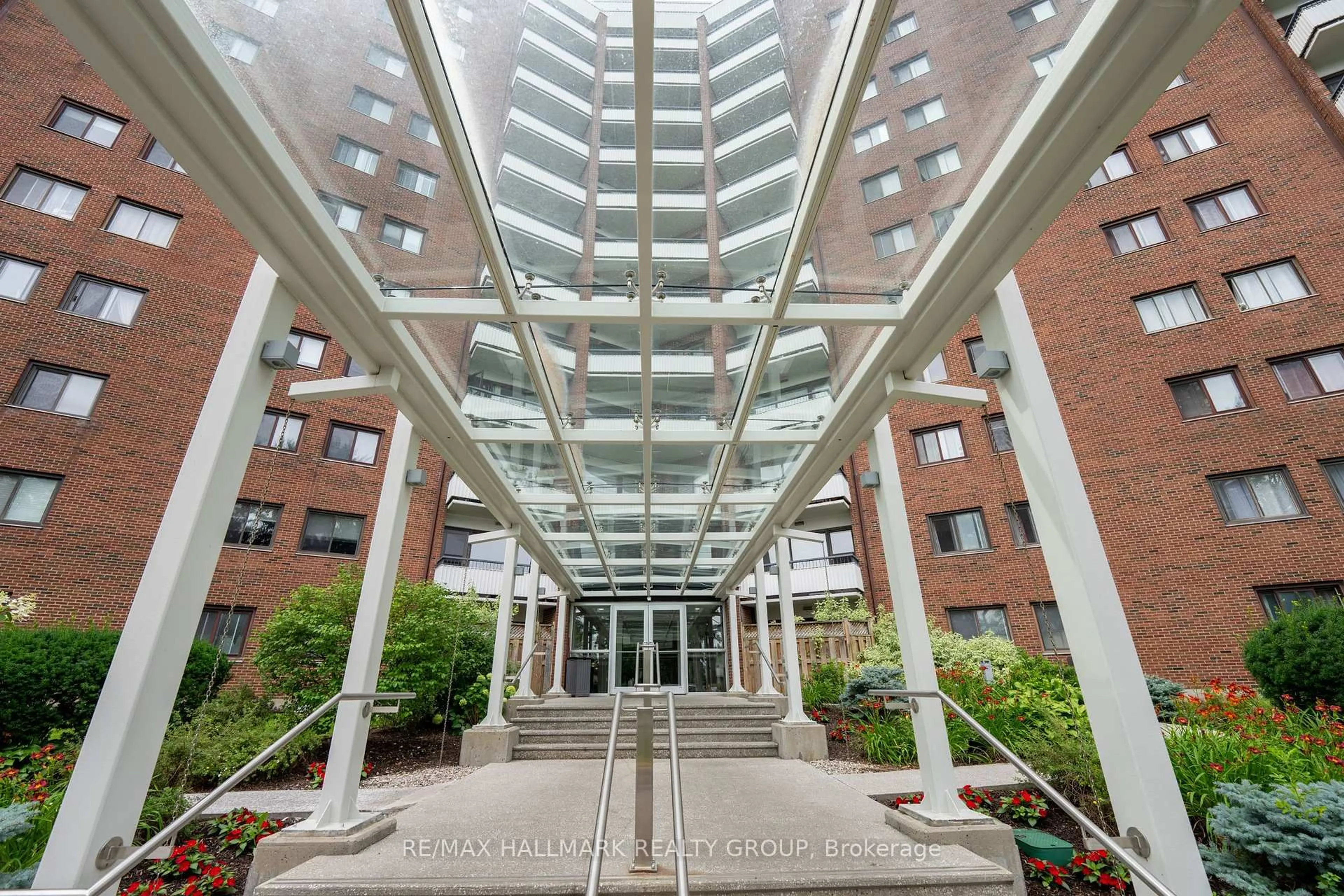 Indoor foyer for 20 Chesterton Dr #906, Ottawa Ontario K2E 6Z7