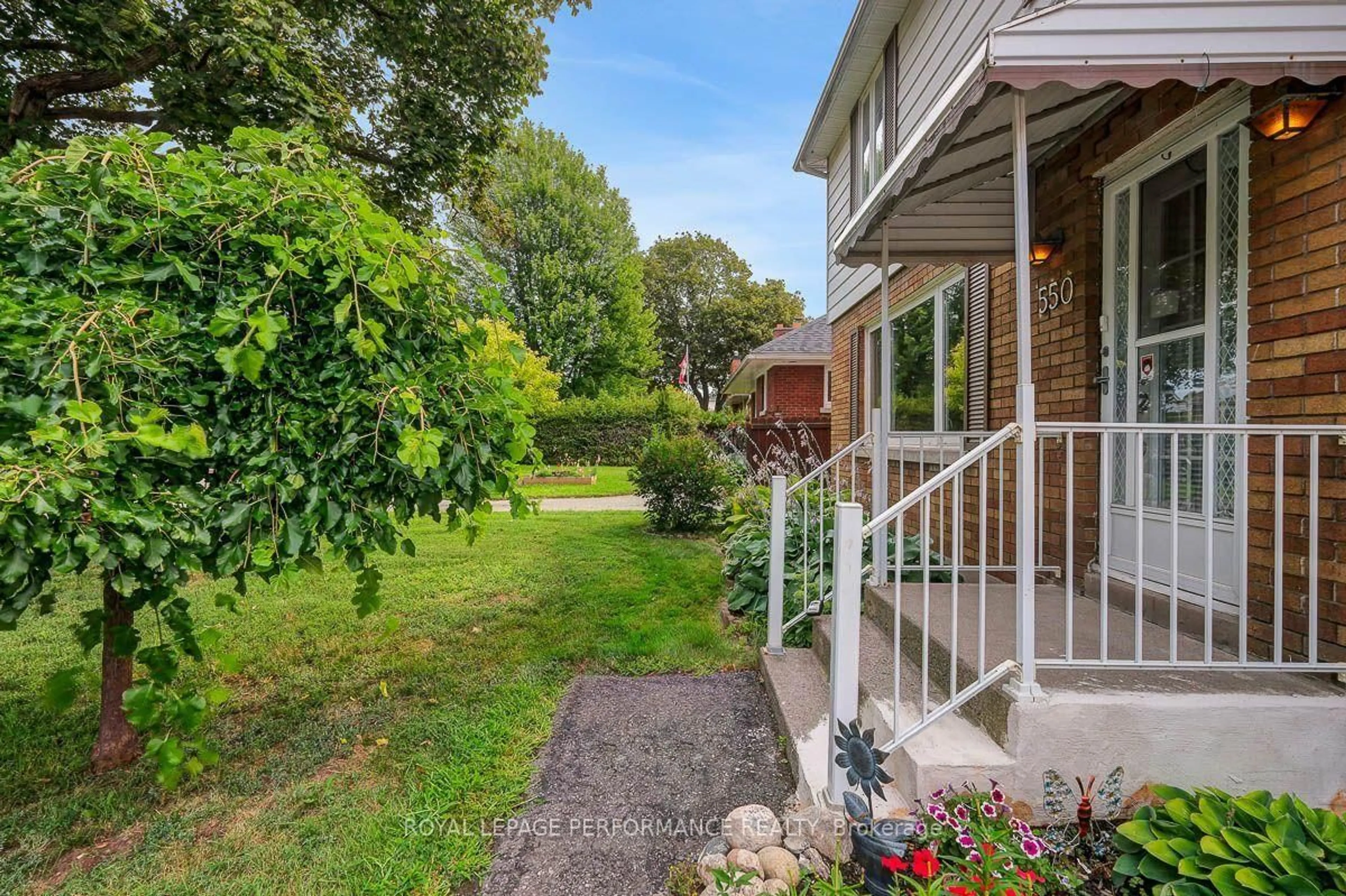 A pic from outside/outdoor area/front of a property/back of a property/a pic from drone, street for 550 Wolffdale Cres, Ottawa Ontario K1K 1N5