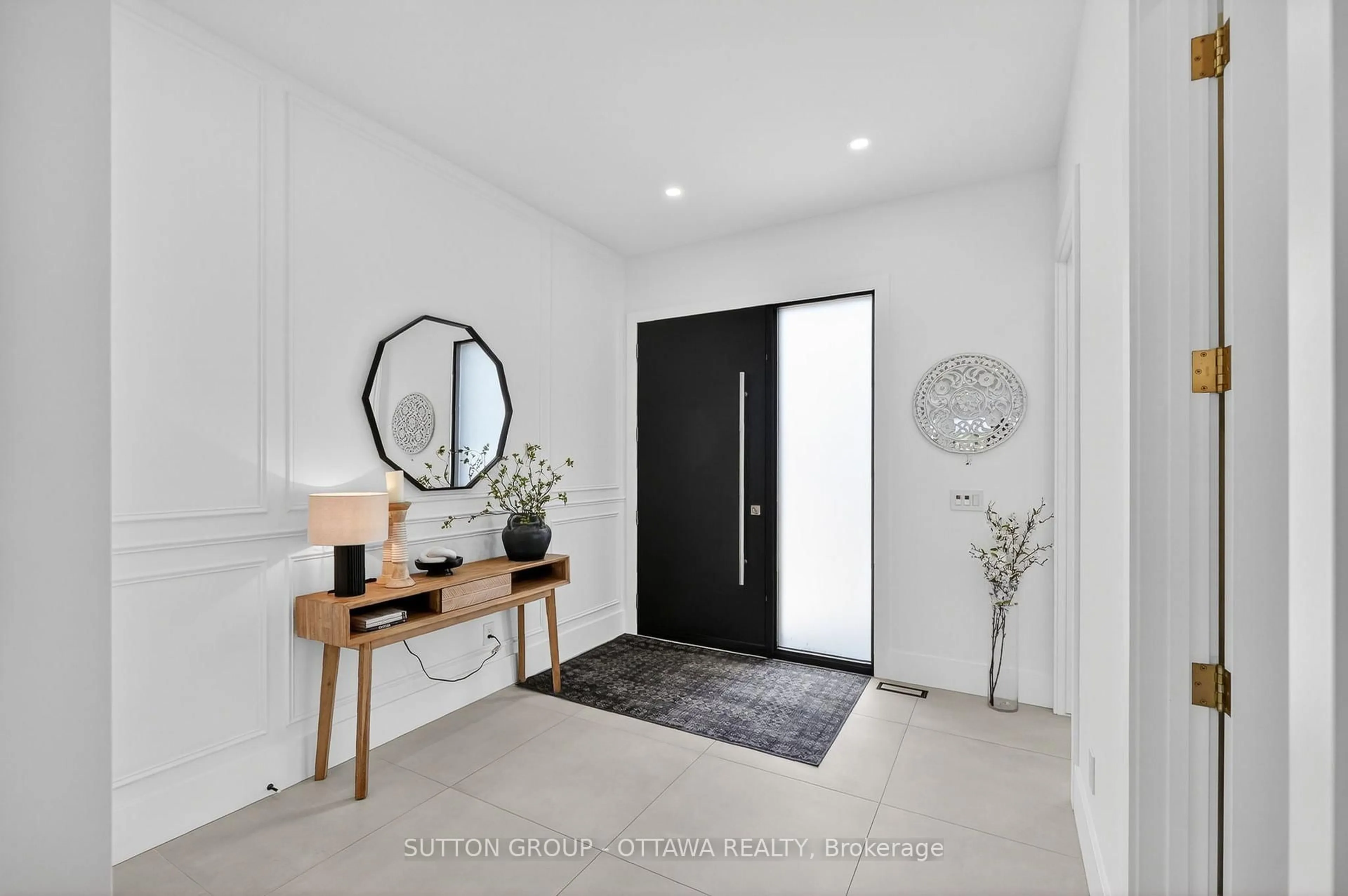 Indoor entryway for 1533 Rosebella Ave, Ottawa Ontario K1T 1E7