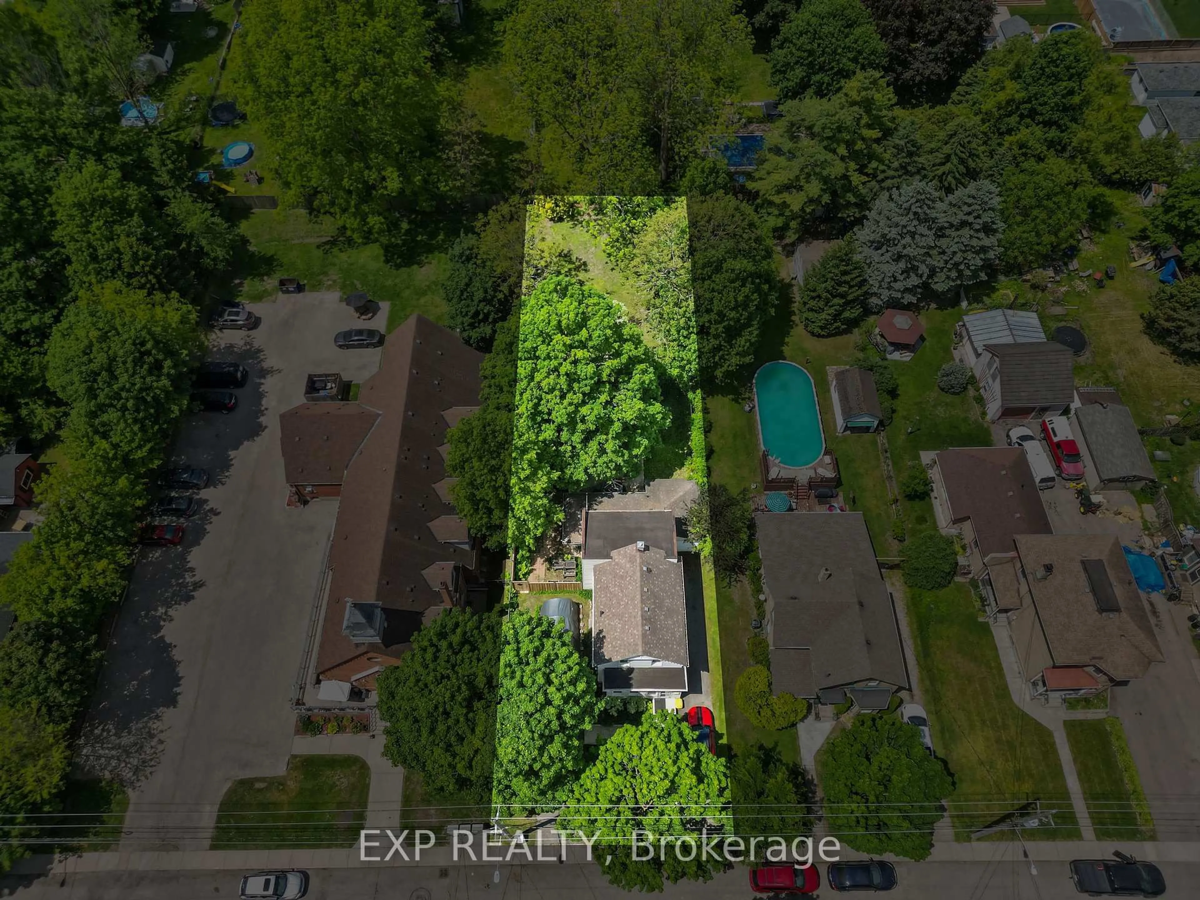 A pic from outside/outdoor area/front of a property/back of a property/a pic from drone, street for 29 Winniett St, Woodstock Ontario N4S 5Z4