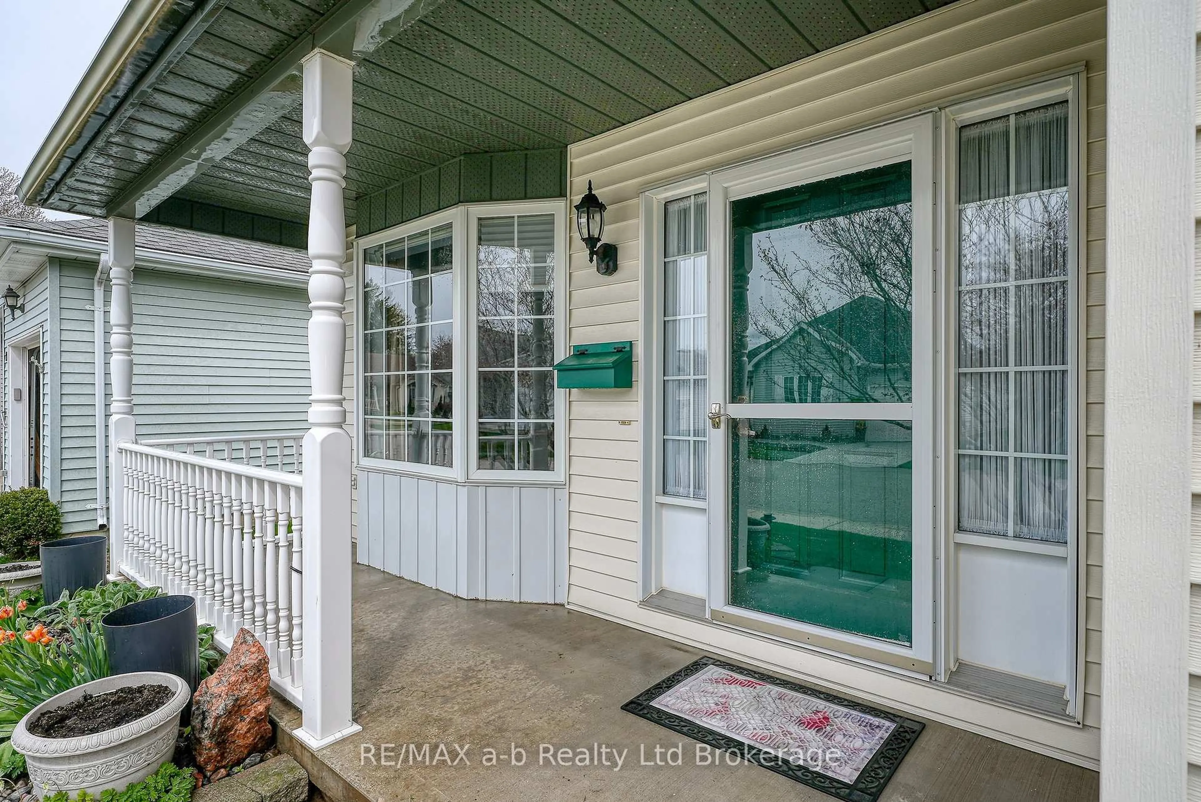 Indoor entryway for 23 Brasher Dr, Tillsonburg Ontario N4G 5T2