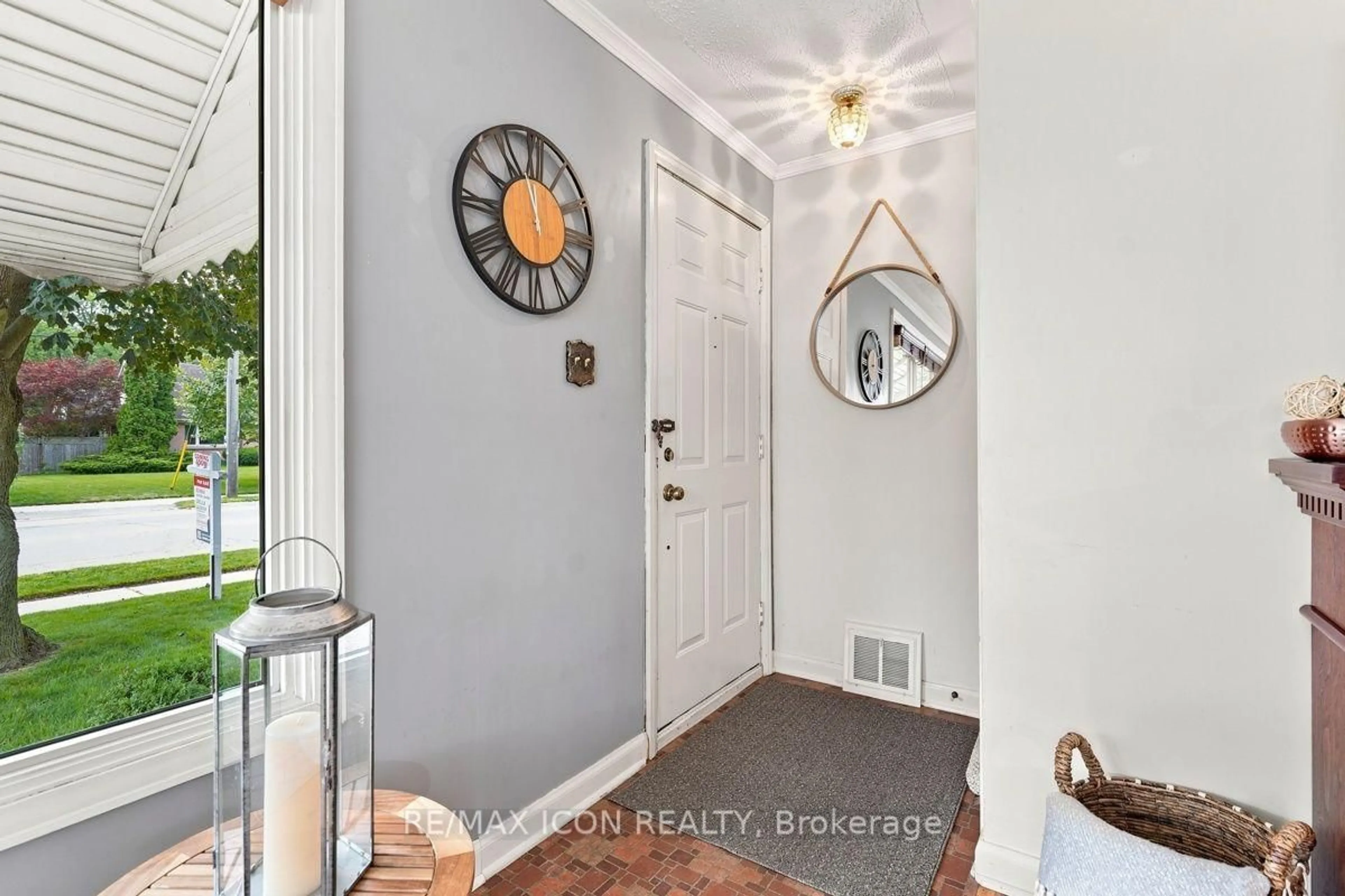 Indoor entryway for 374 Hale St, London East Ontario N5W 1G4