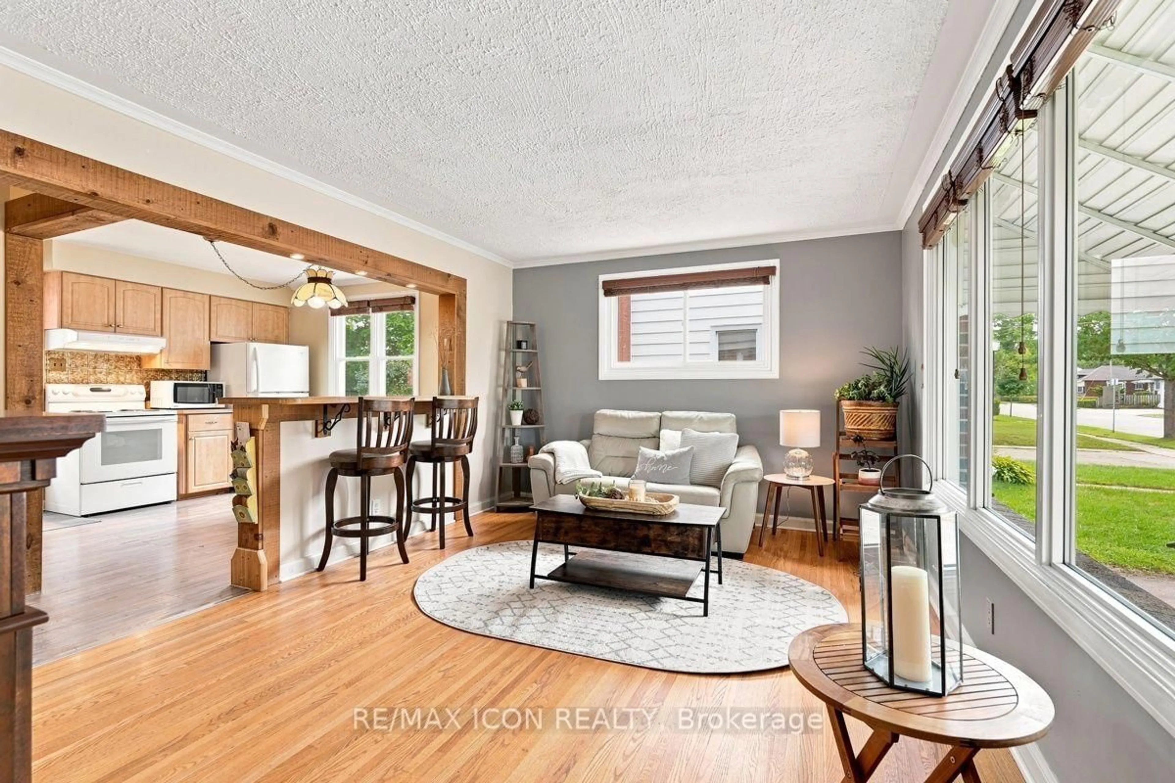 Living room with furniture, wood/laminate floor for 374 Hale St, London East Ontario N5W 1G4