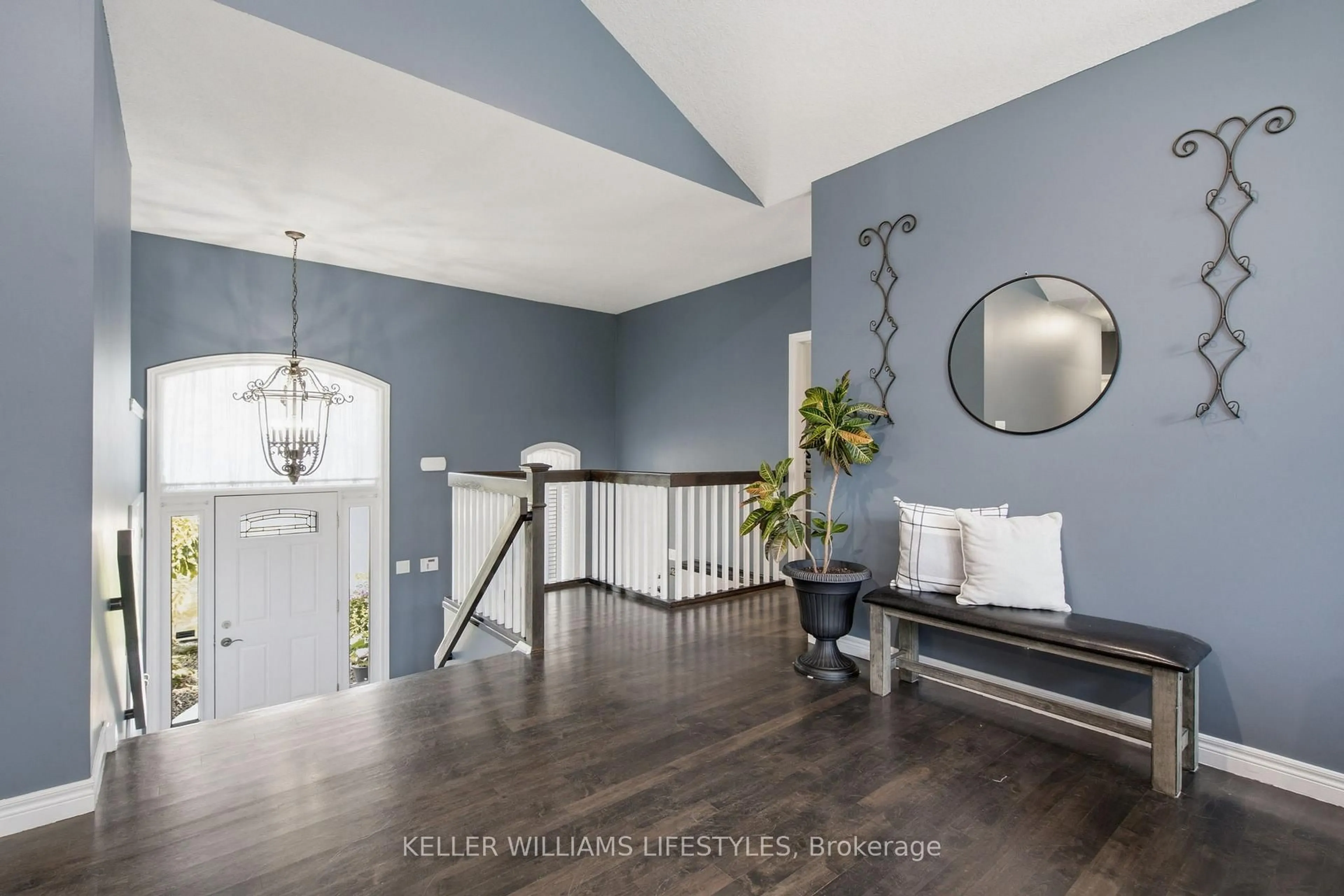 Indoor entryway for 553 Juliana Dr, Strathroy-Caradoc Ontario N0L 1W0