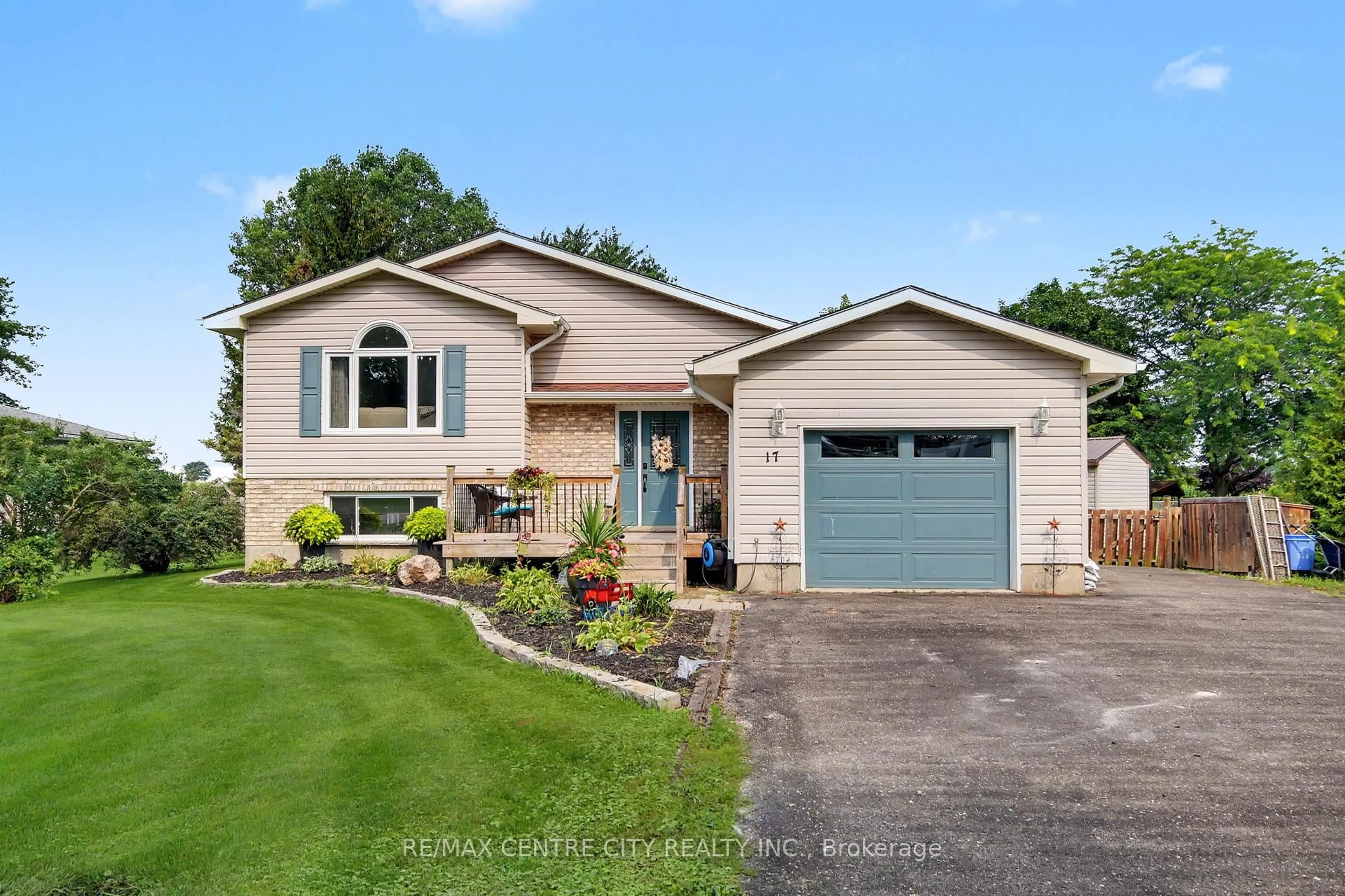 Home with vinyl exterior material, street for 17 Rose St, Dutton/Dunwich Ontario N0L 2M0