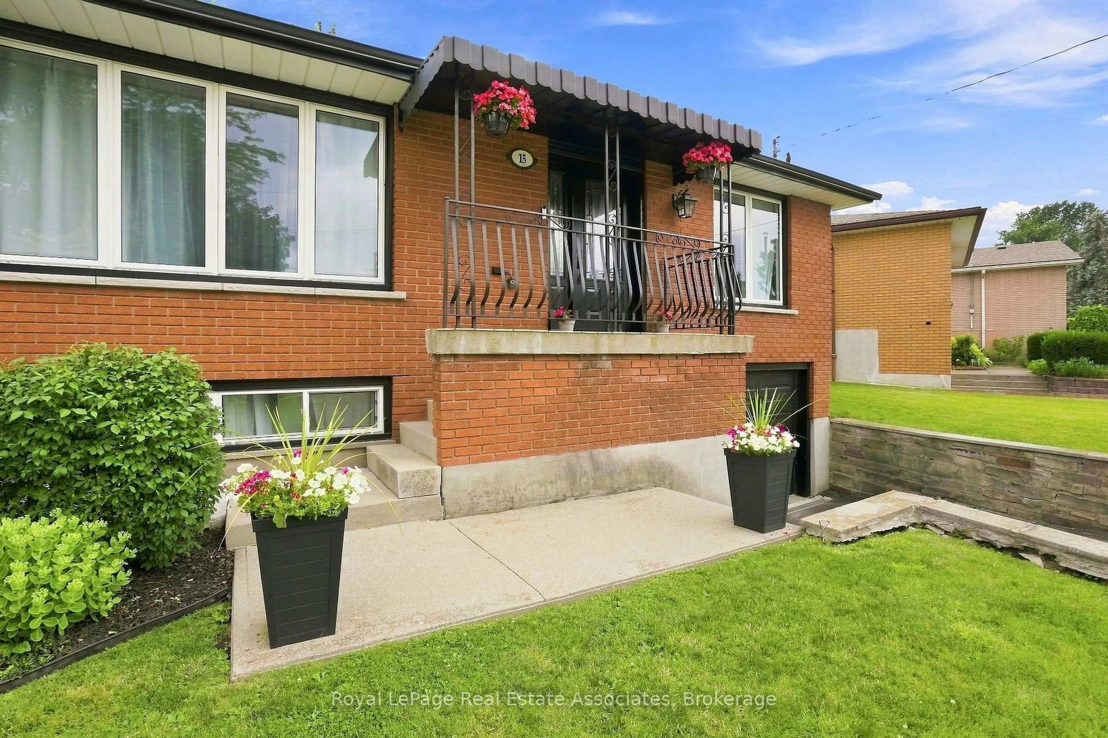 Home with brick exterior material, street for 15 Quay Crt, Hamilton Ontario L8W 1R2