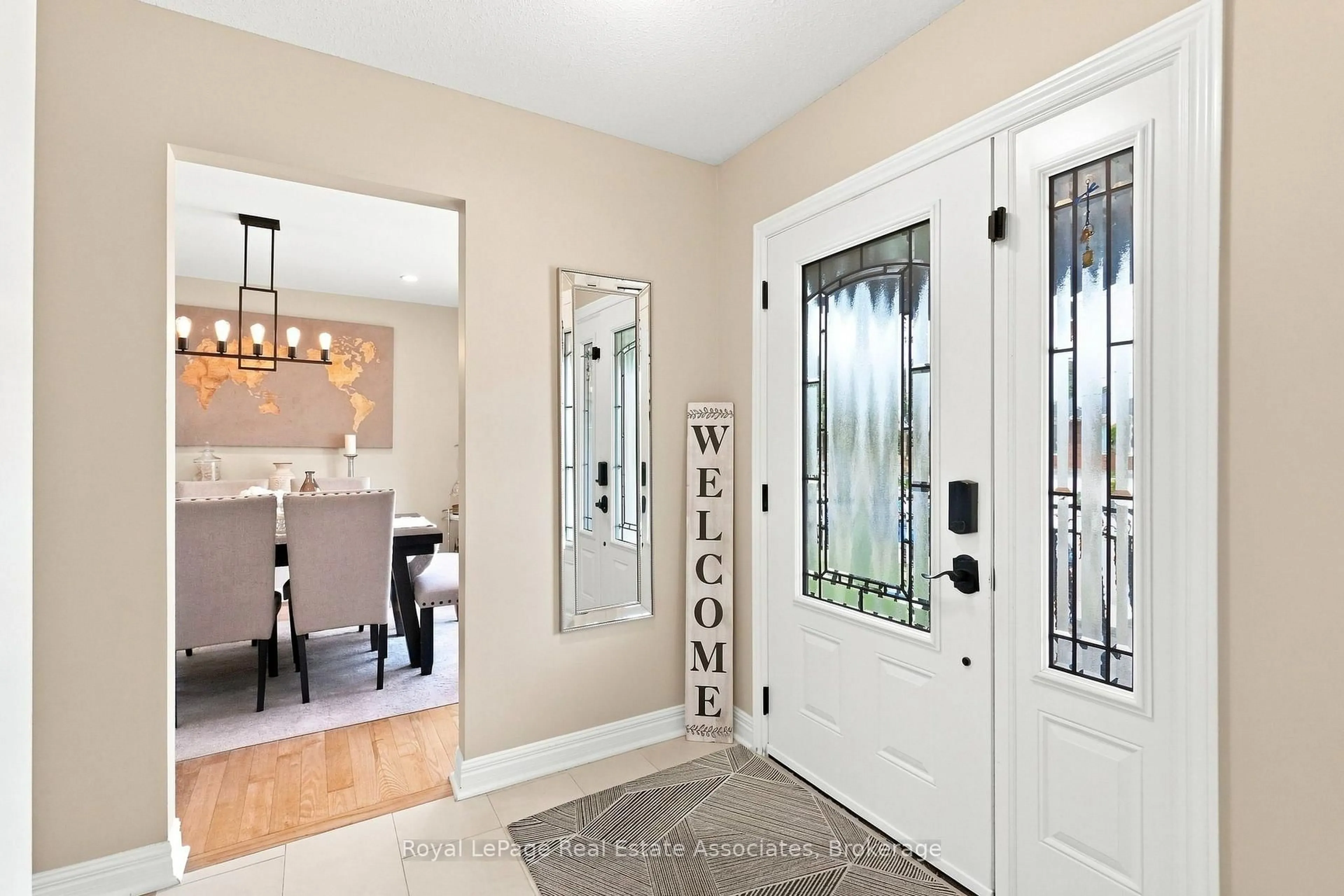 Indoor entryway for 15 Quay Crt, Hamilton Ontario L8W 1R2