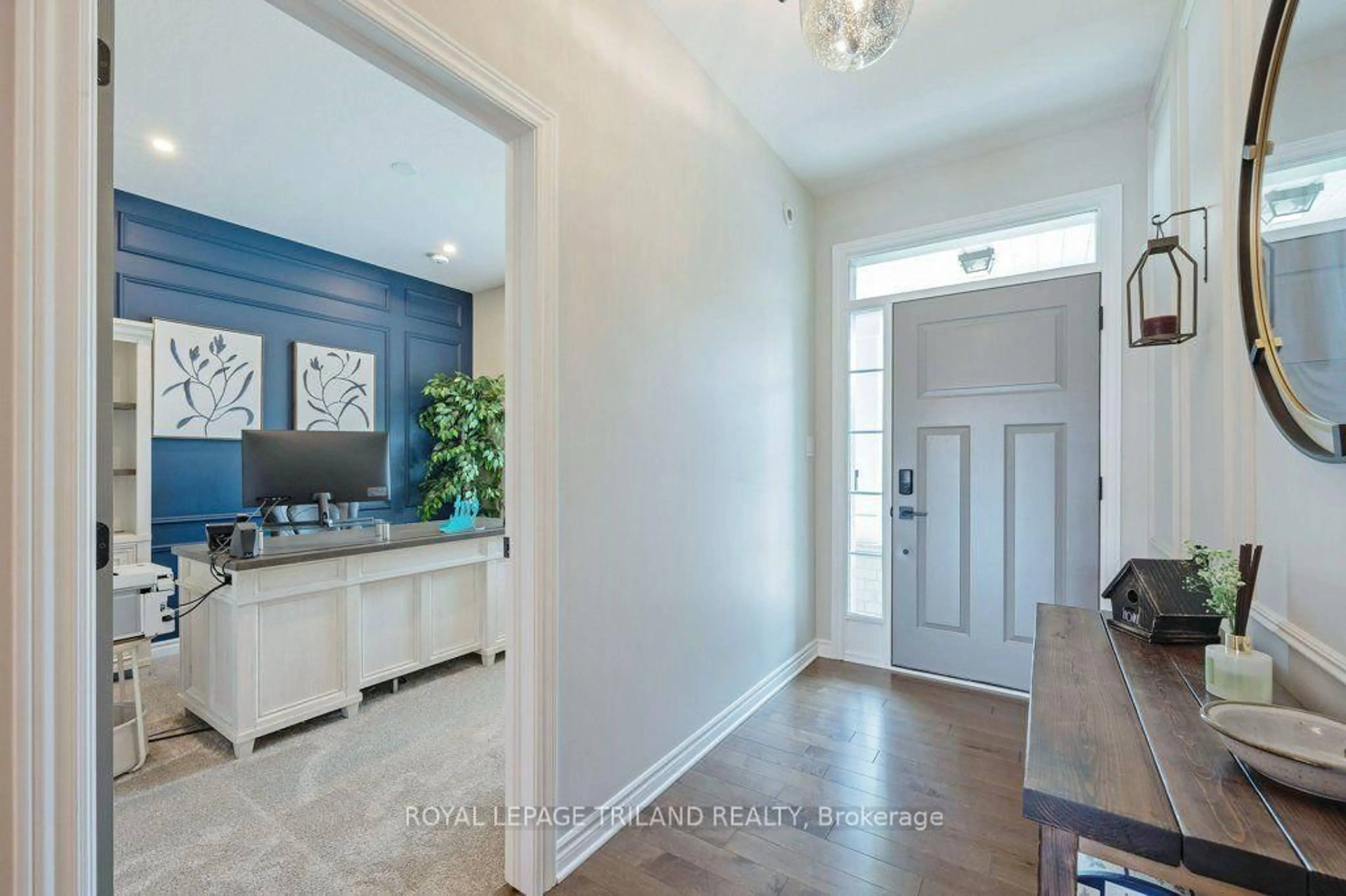Indoor entryway for 33 White Tail Path, St. Thomas Ontario N5R 0M8