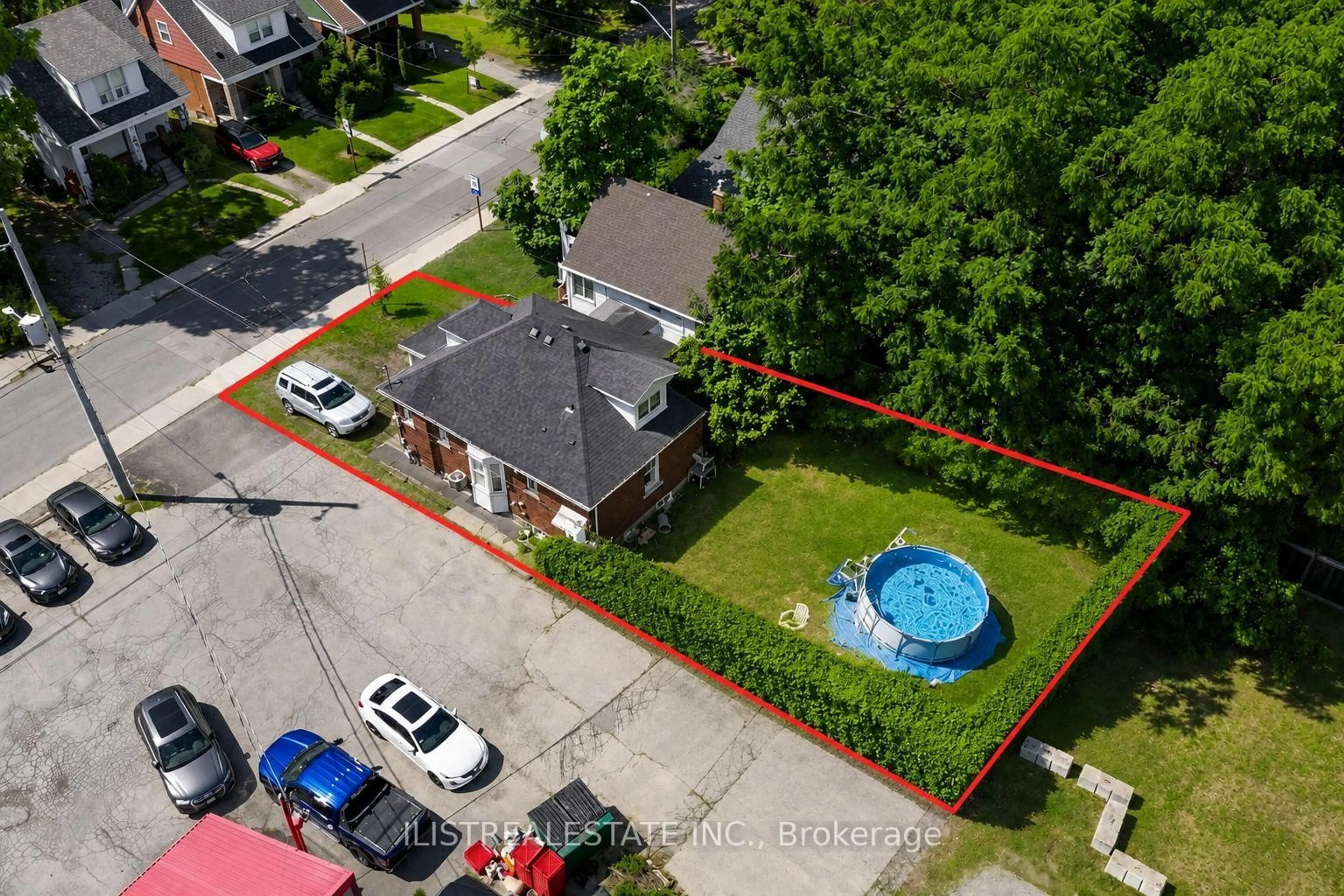 A pic from outside/outdoor area/front of a property/back of a property/a pic from drone, street for 2 Norfolk St, Hamilton Ontario L8S 3K1