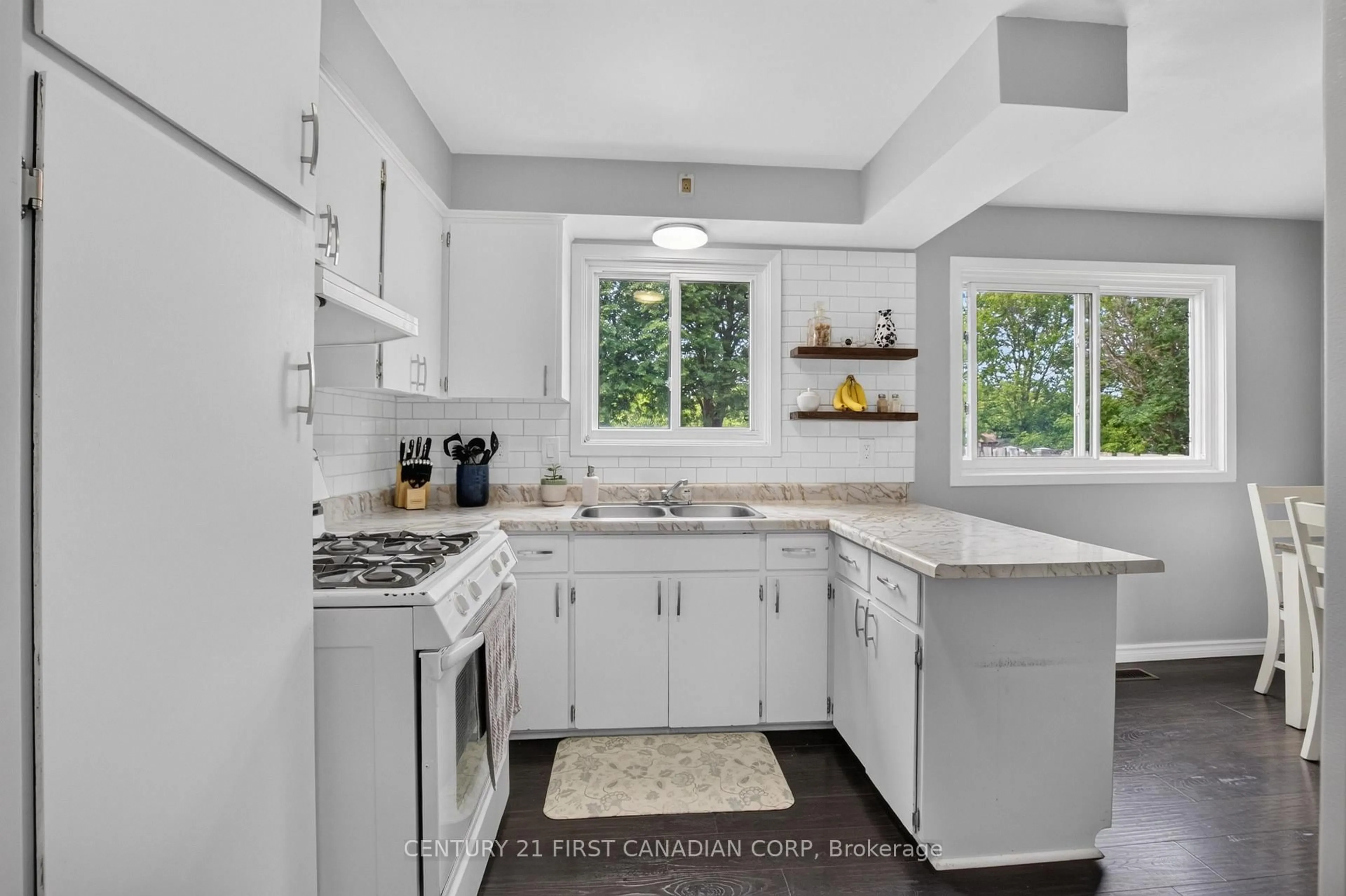 Standard kitchen, ceramic/tile floor for 44 Hammond St, St. Thomas Ontario N5P 2B7