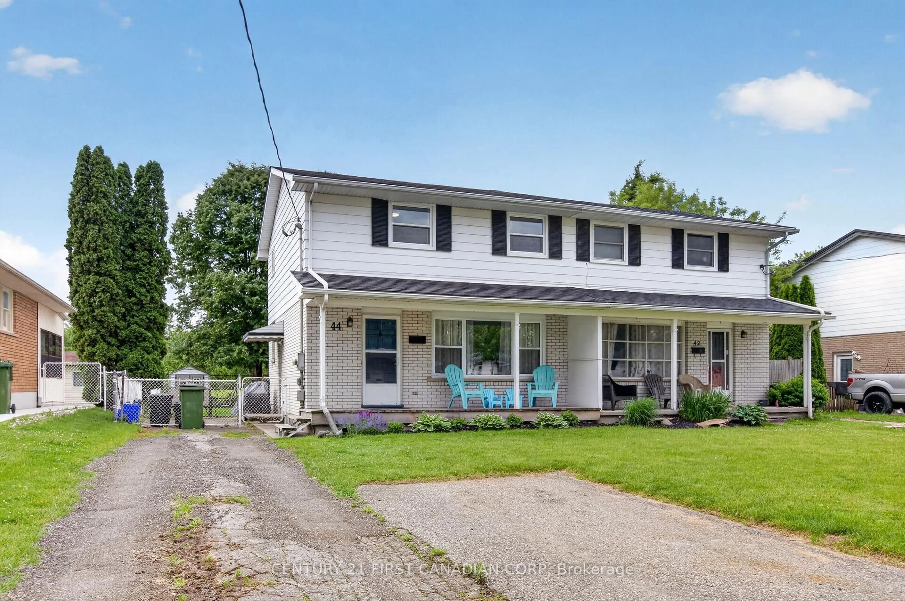 Home with vinyl exterior material, street for 44 Hammond St, St. Thomas Ontario N5P 2B7