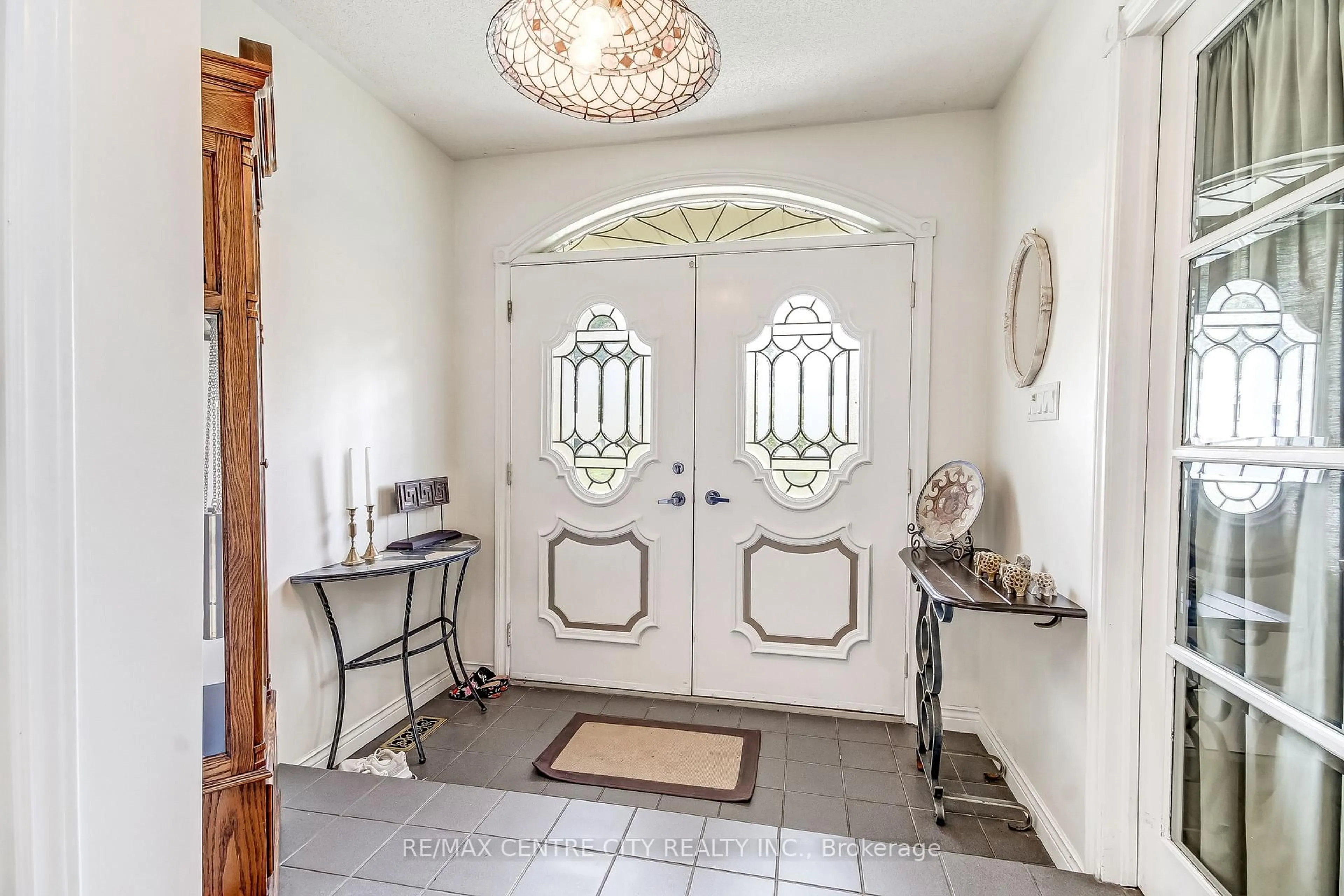 Indoor entryway for 10308 Greenpark Dr, Southwold Ontario N5P 3T2